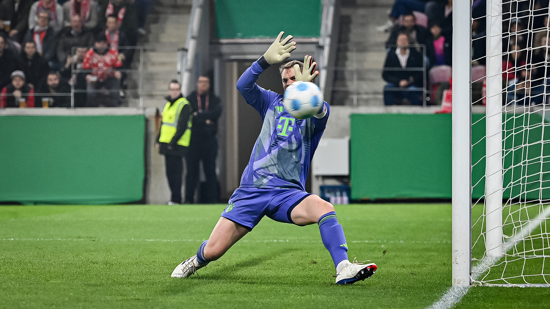 Manuel Neuer en la Copa contra el Mainz 05