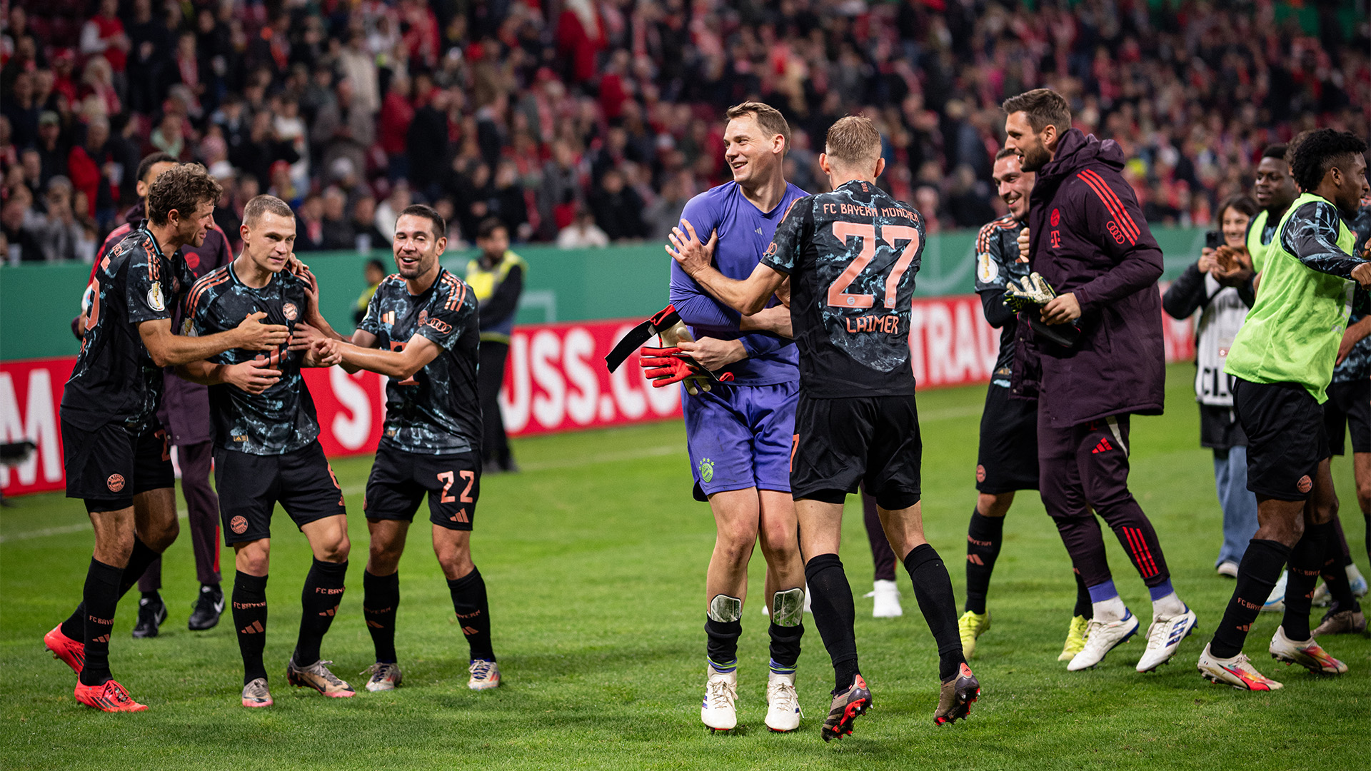 Los jugadores del FC Bayern bailan tras la victoria en Maguncia.