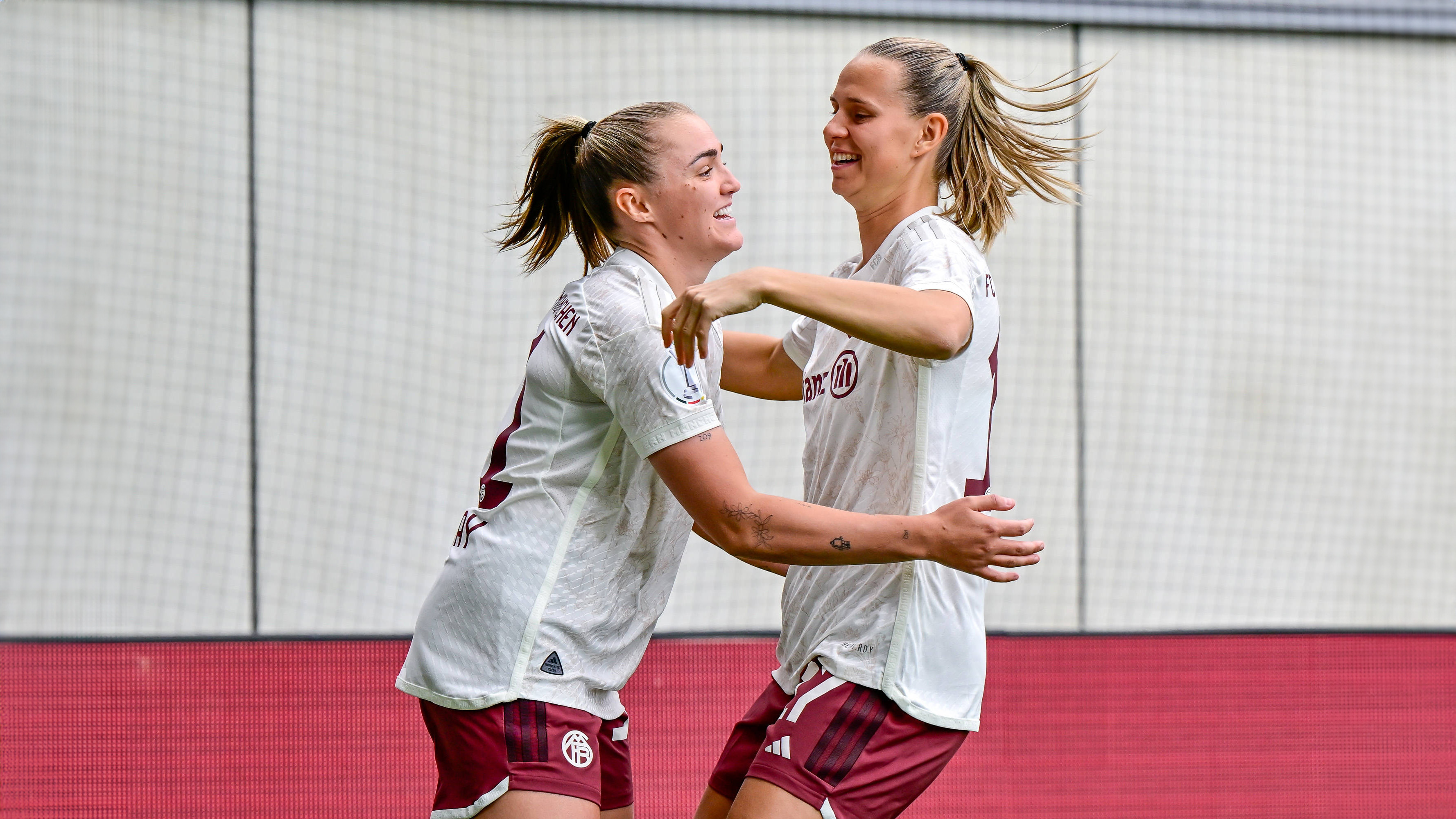 Georgia Stanway und Klara Bühl bejubeln den 1:0-Führungstreffer im Pokalspiel gegen Eintracht Frankfurt.