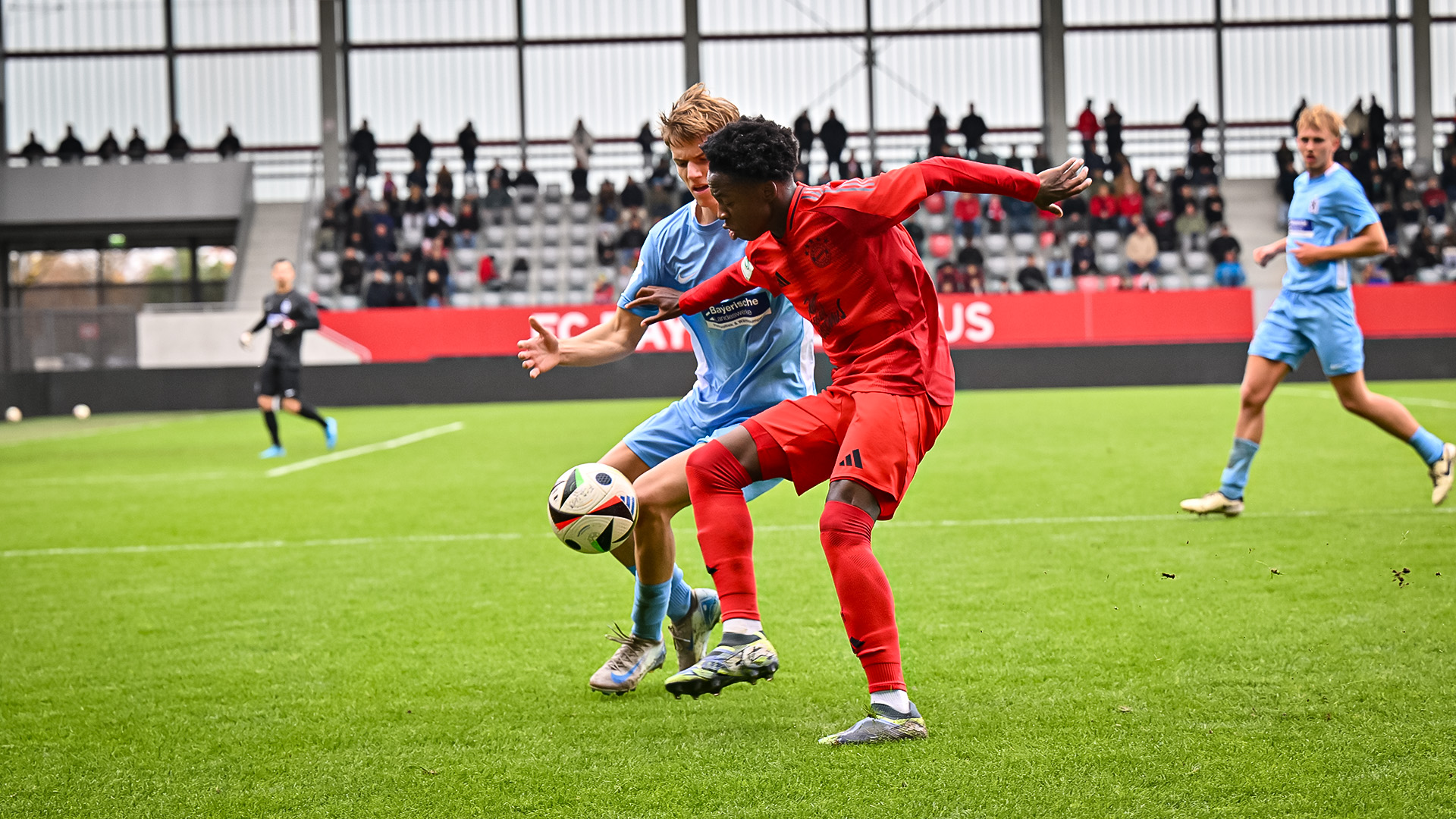 Wisdom Mike, Zweikampf, im Spiel der FC Bayern U19 gegen den TSV 1860 München