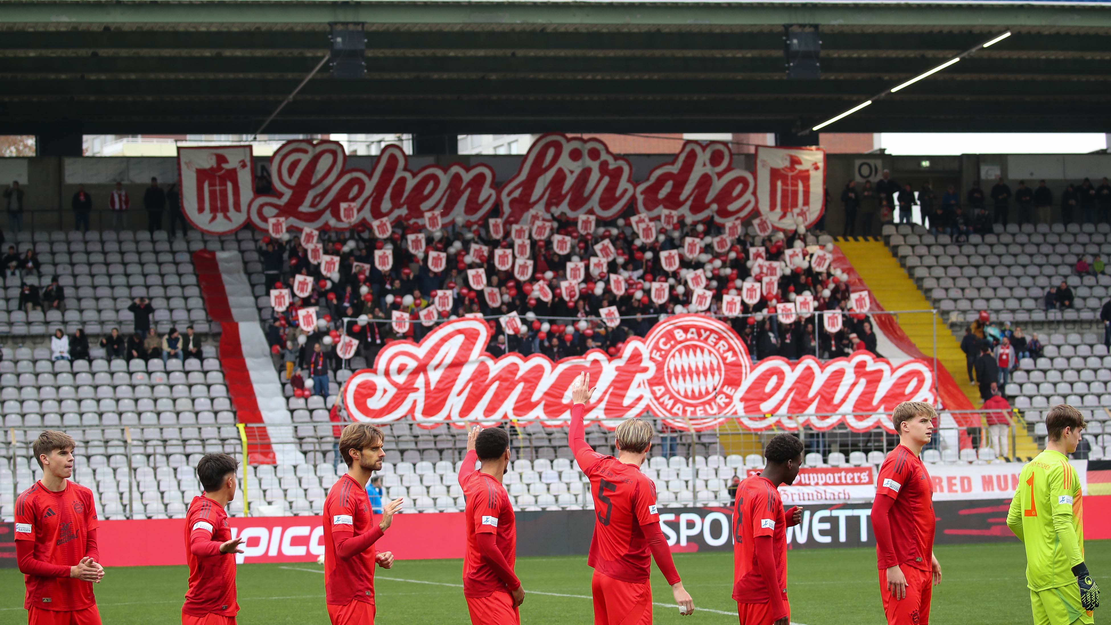 Choreographie der FC Bayern Amateure-Fans vor dem Spiel gegen den SV Wacker Burghausen.