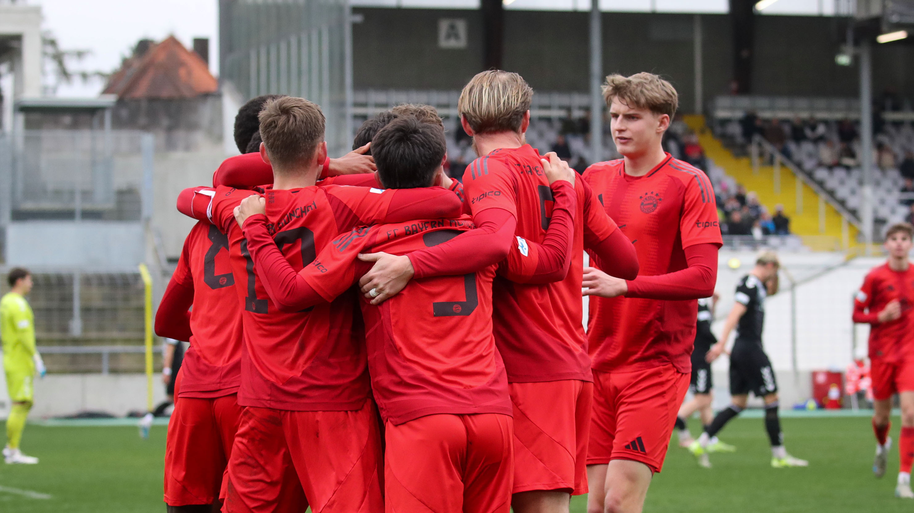 Jubel der FC Bayern Amateure im Spiel gegen Wacker Burghausen