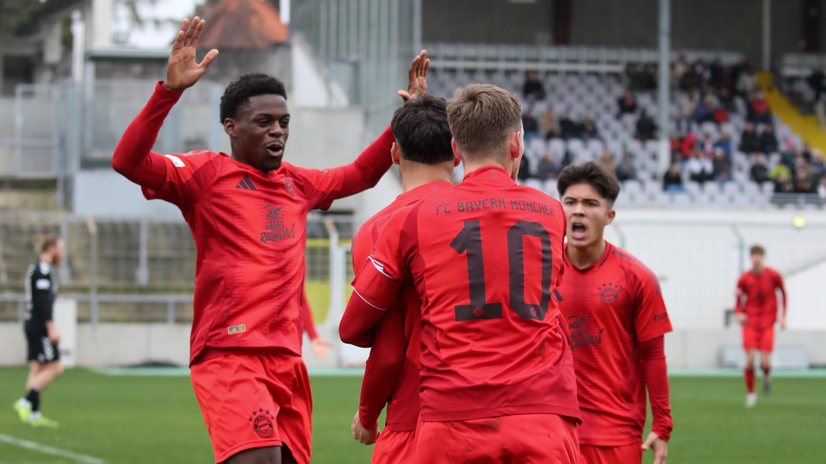 Noel Aseko läuft zur Jubeltraube der FC Bayern Amateure