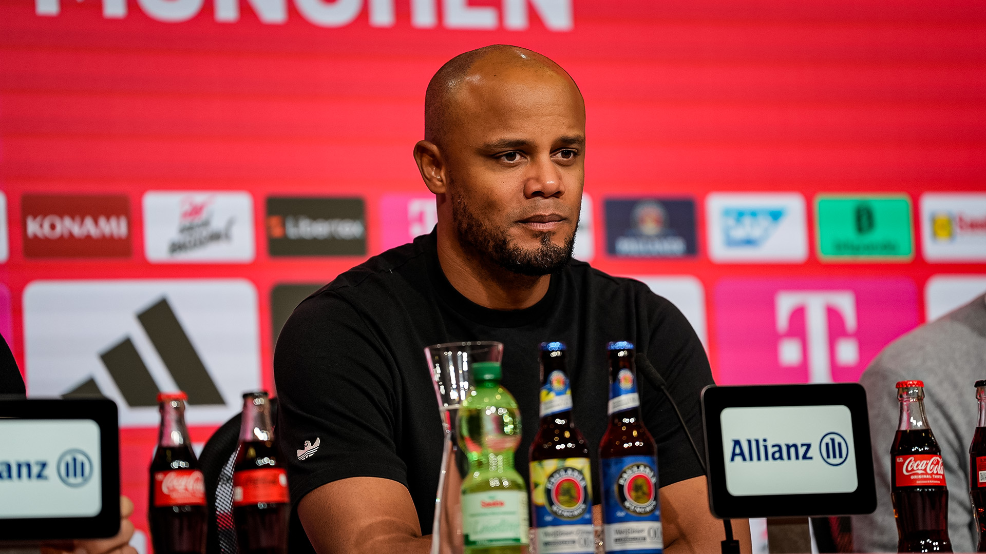 Vincent Kompany auf der Pressekonferenz nach dem Bundesliga-Spiel des FC Bayern gegen den 1. FC Union Berlin