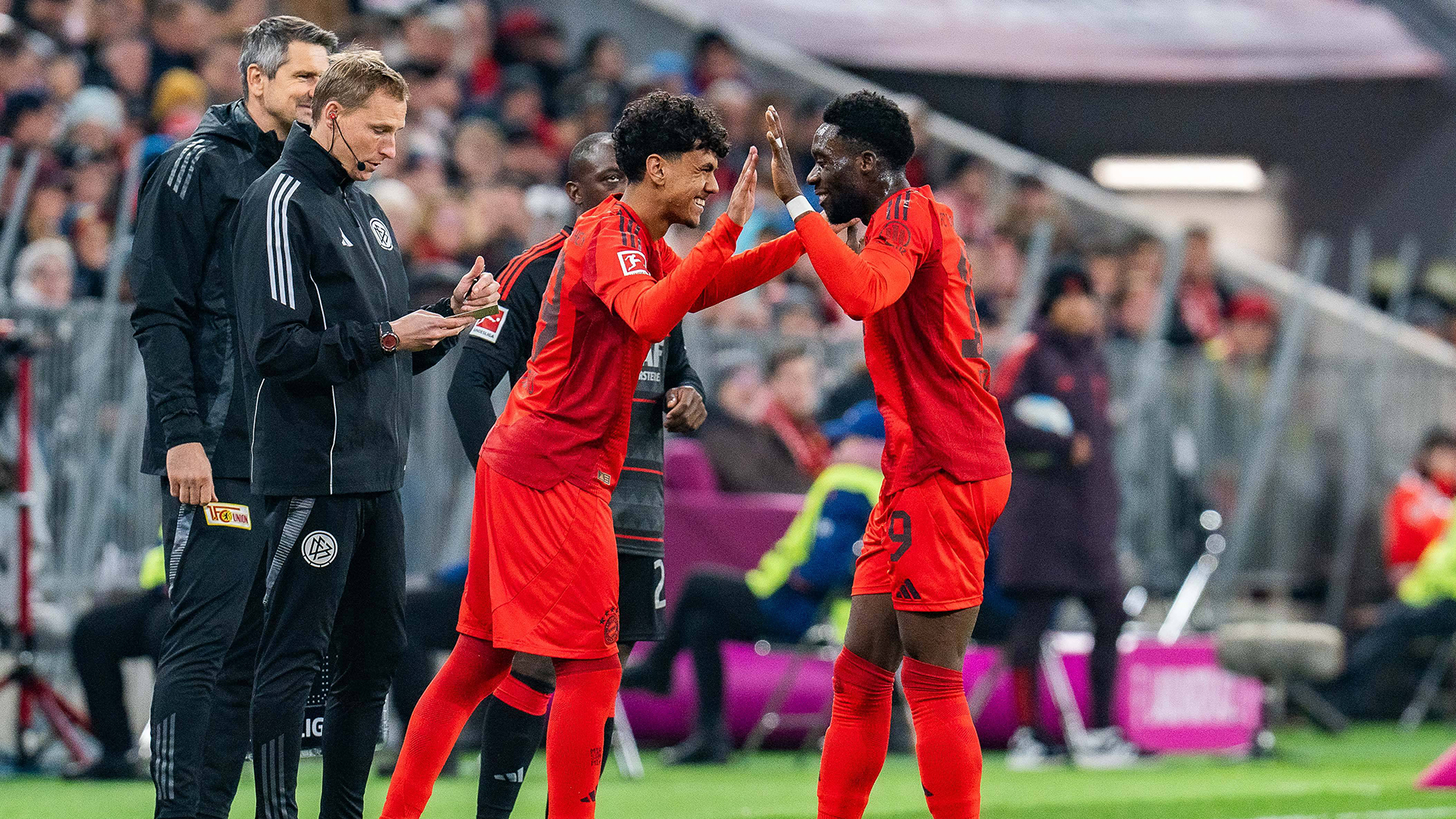 Adam Aznou comes on in FC Bayern's match against Union Berlin.