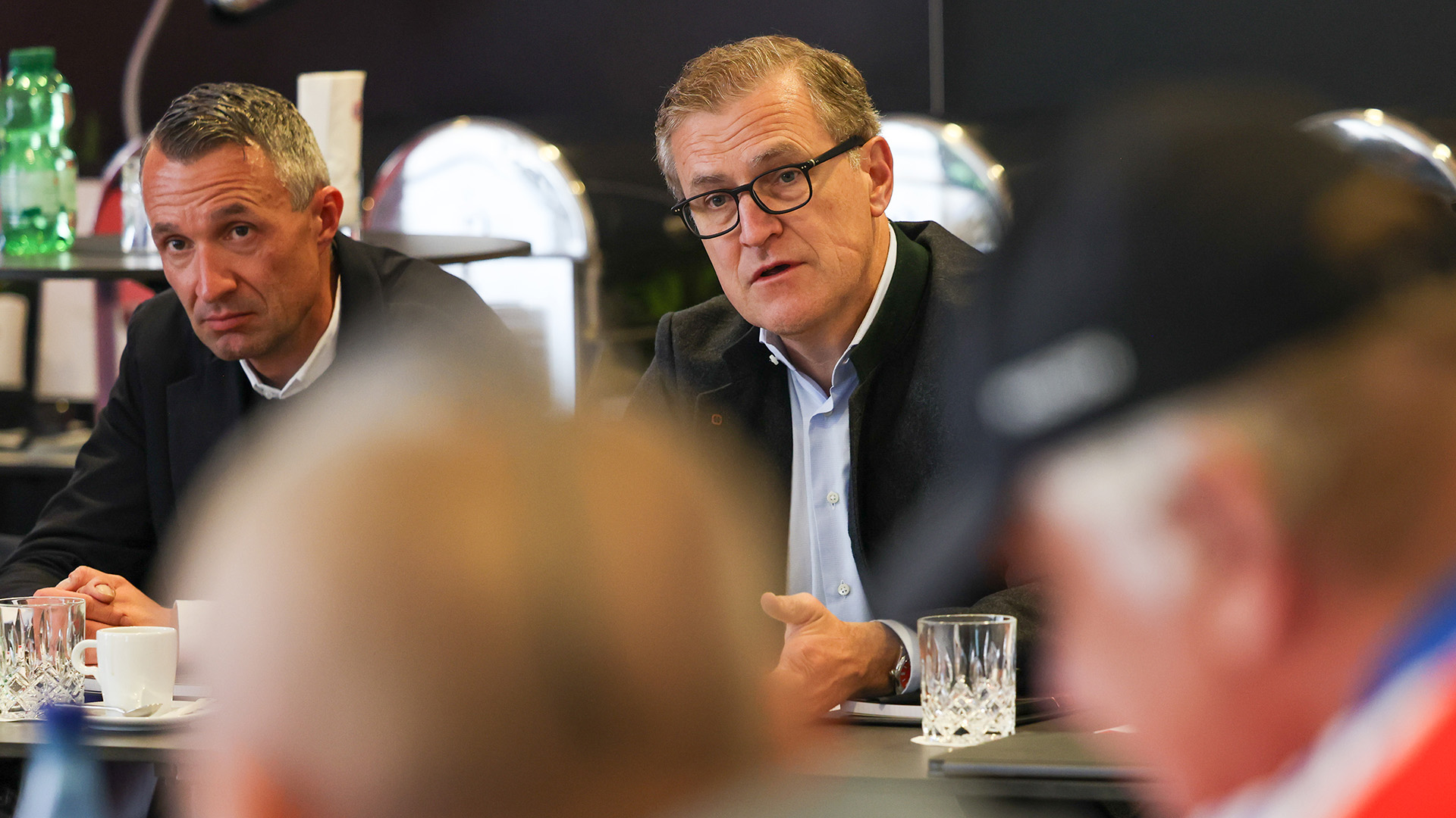 Jan-Christian Dreesen spricht im Arbeitskreis Fandialog des FC Bayern.