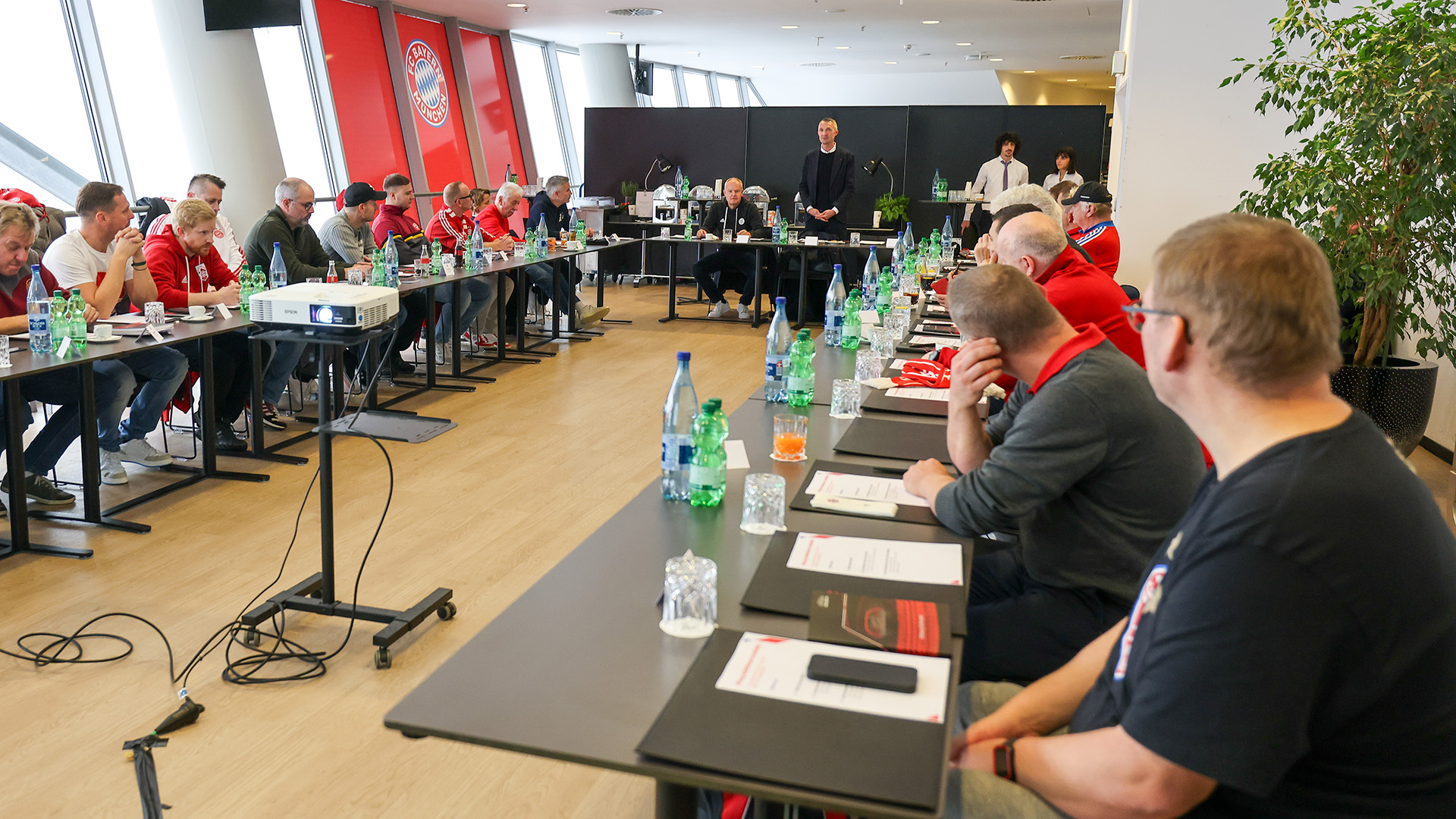 Besprechung des Arbeitskreises Fandialog des FC Bayern.