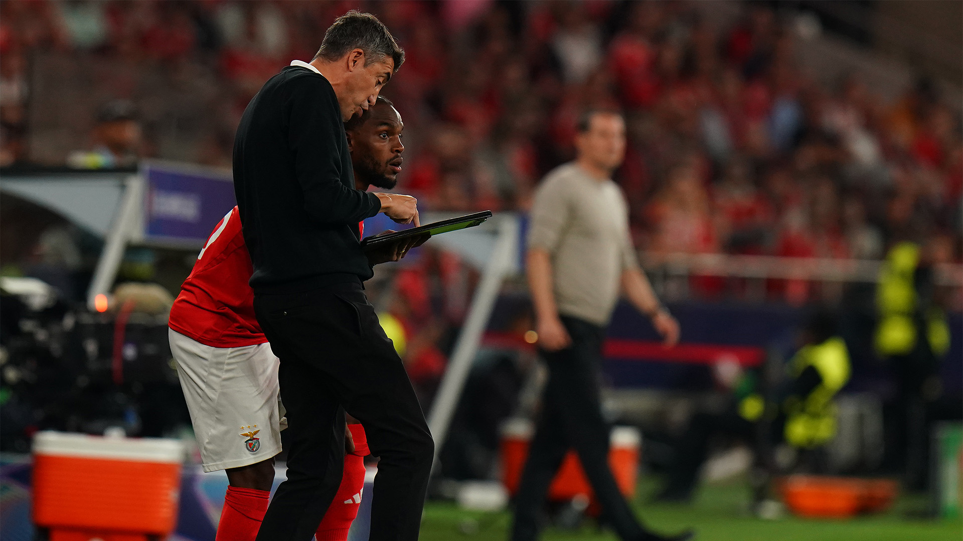 Renato Sanches, ex futbolista del Bayern, habla con el entrenador del Benfica, Bruno Lage.