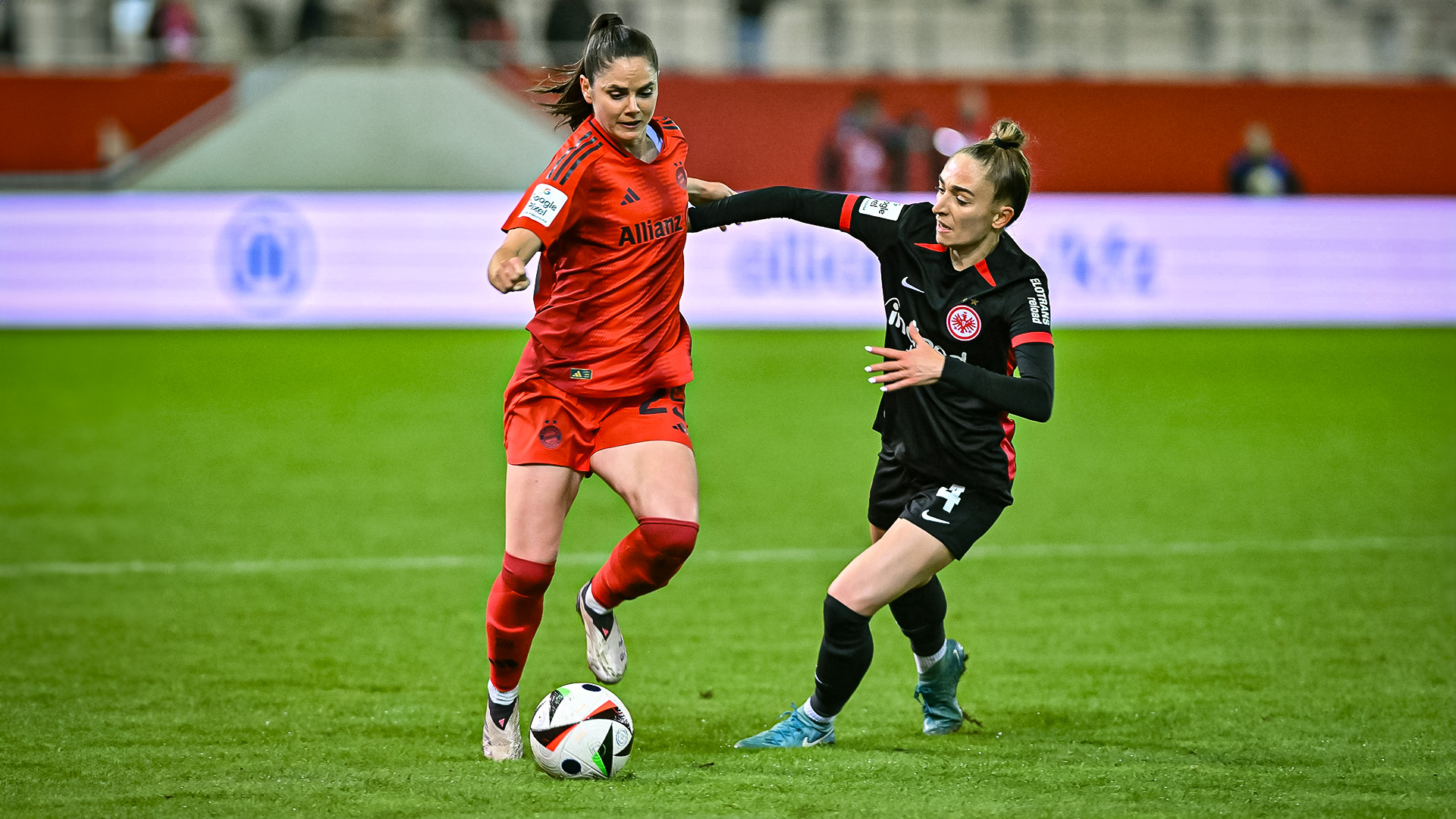 Sarah Zadrazil im Spiel der FC Bayern Frauen gegen Eintracht Frankfurt