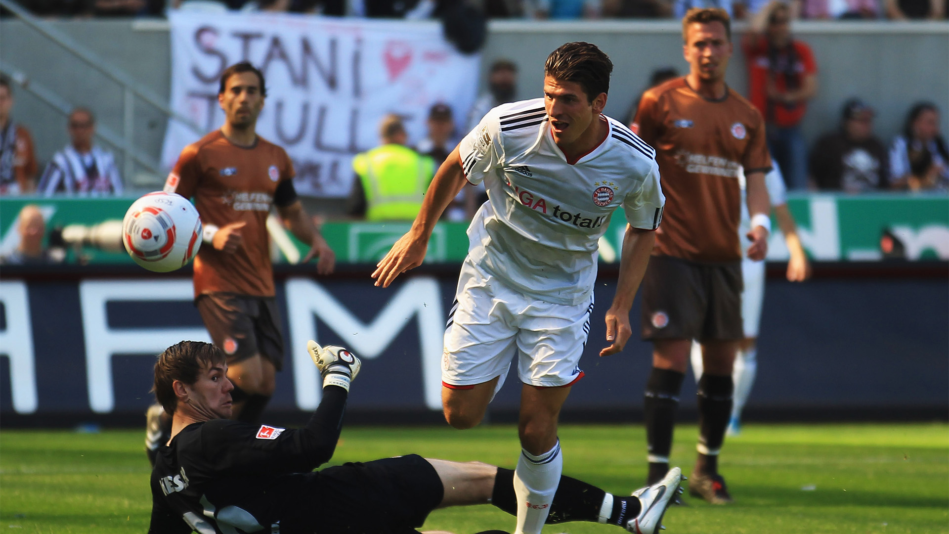 Mario Gomez trifft im Bundesliga-Spiel bei St. Pauli zum 1:0.