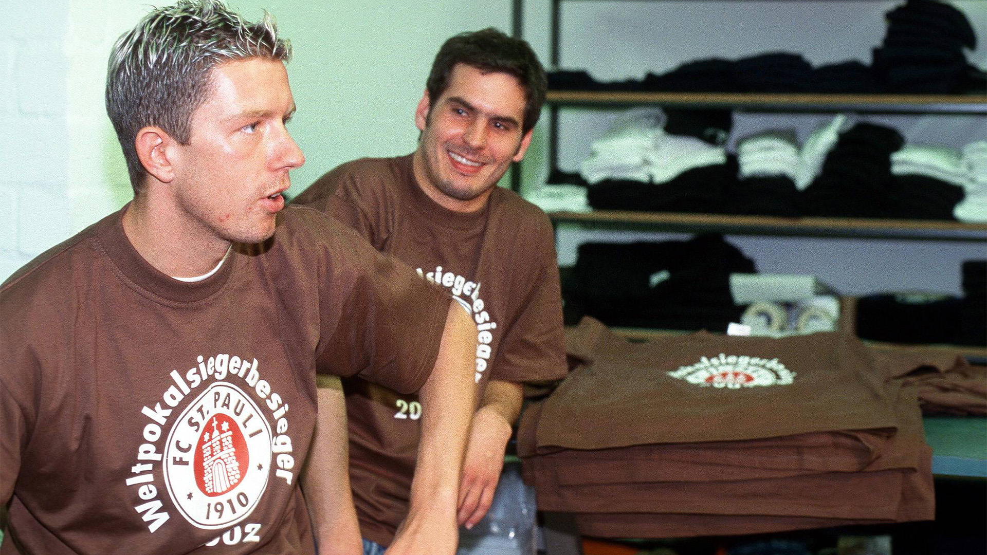 St. Paulis Nico Patschinski (l.) und Thomas Meggle tragen das Weltpokalsiegerbesieger-Shirt des FC St. Pauli