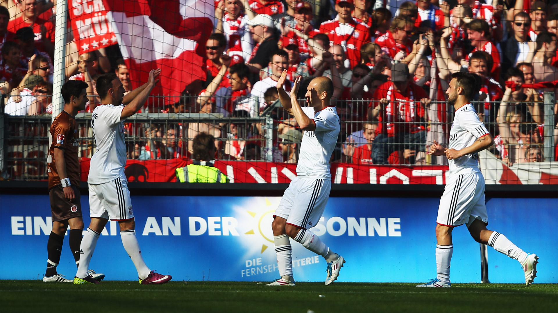 Arjen Robben und Franck Ribery schlagen nach einem Tor im Spiel bei St. Pauli ein