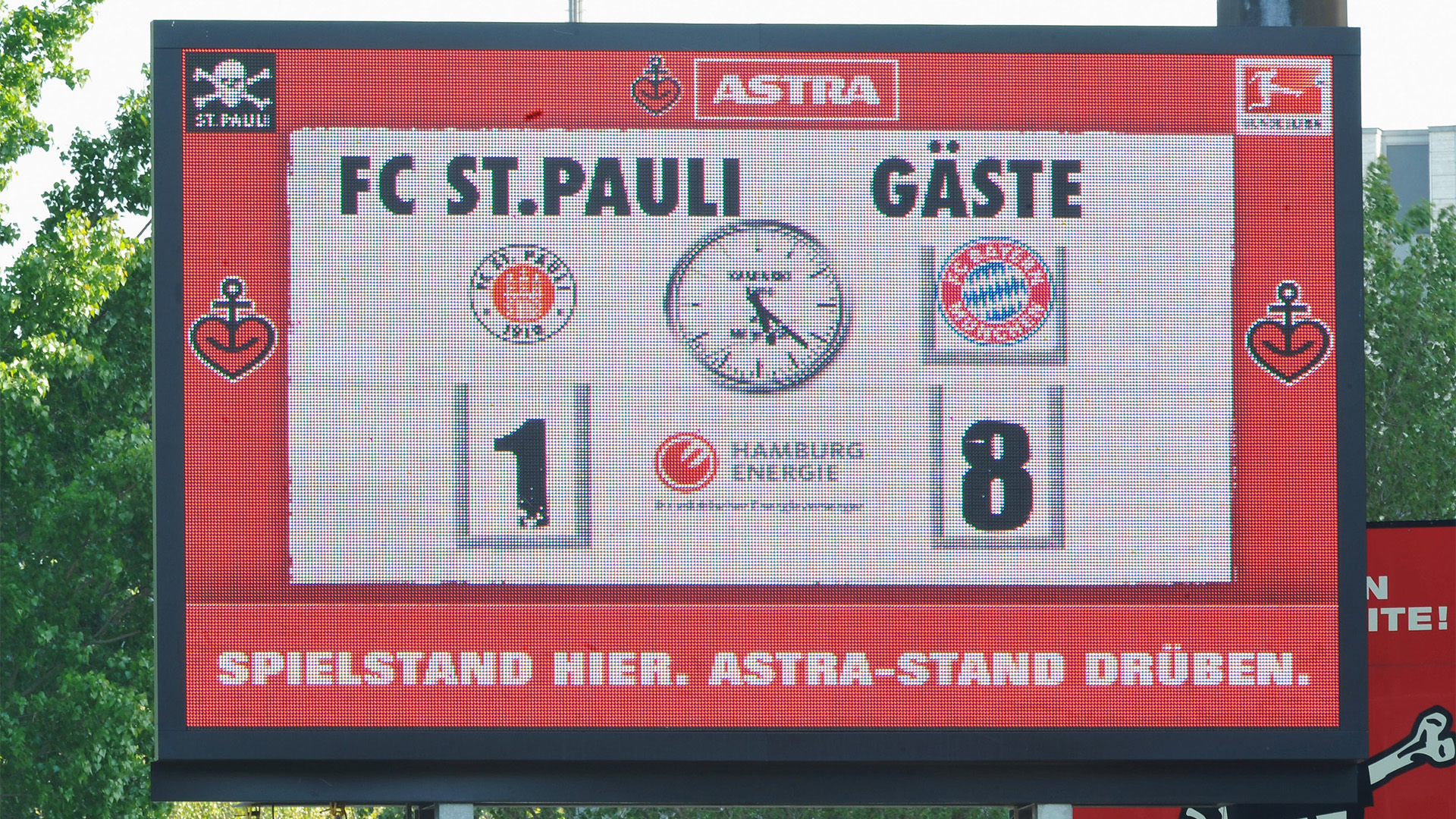 St. Paulis Anzeigetafel zeigt das 1:8 gegen den FC Bayern im Mai 2011