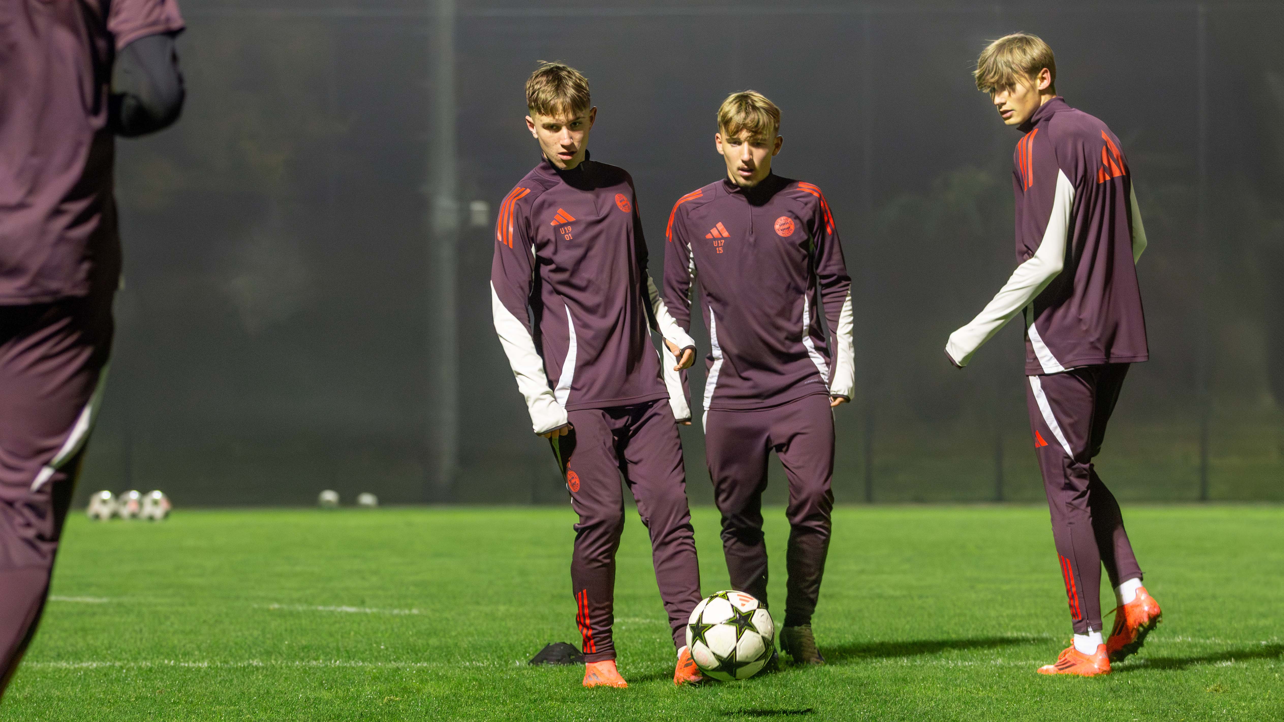 Tim Binder im Training der FC Bayern U19.