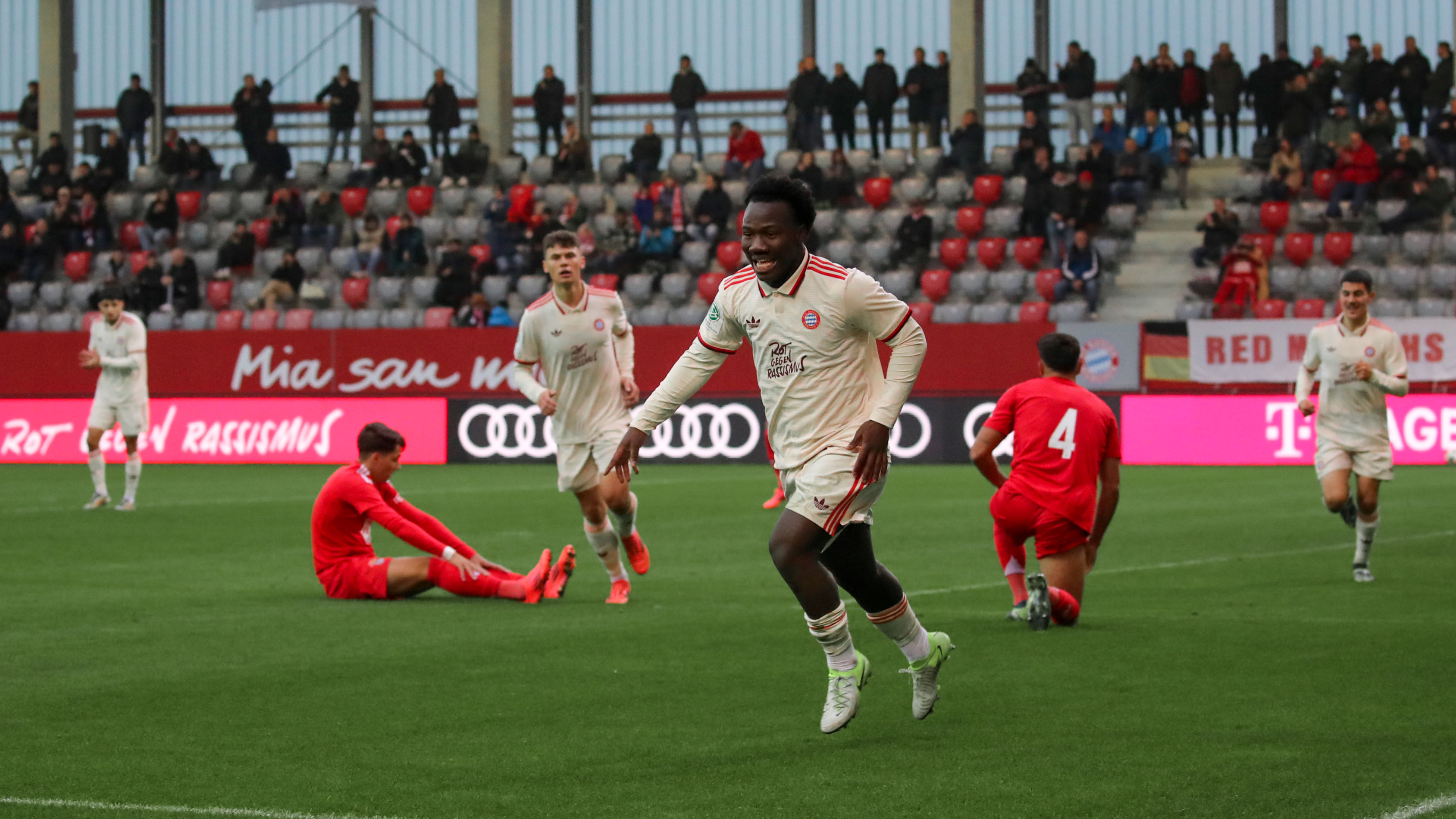 Nestory Irankunda von der FC Bayern U19 in der Youth League.