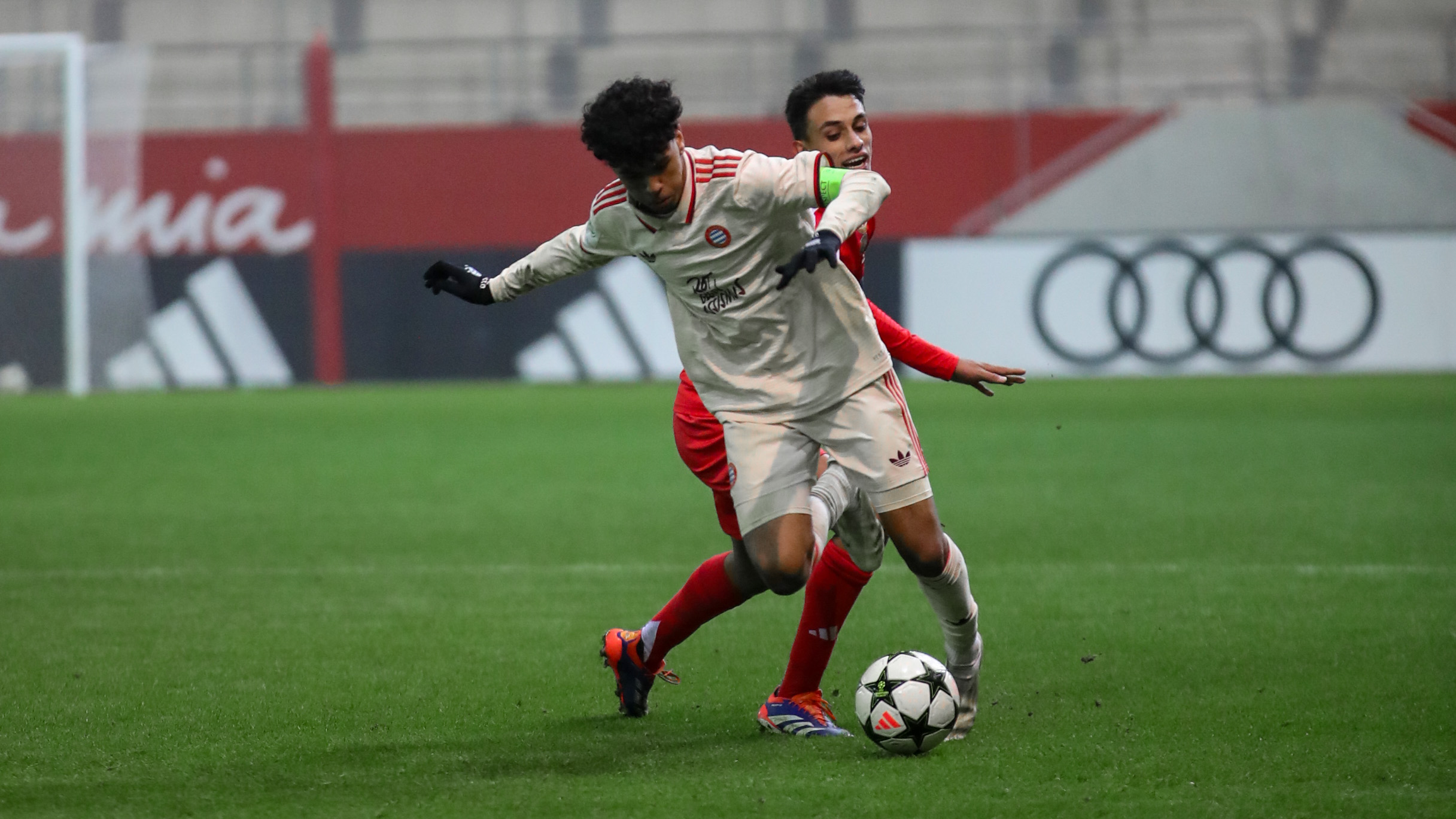 Adam Aznou von der U19 des FC Bayern in der Youth League.