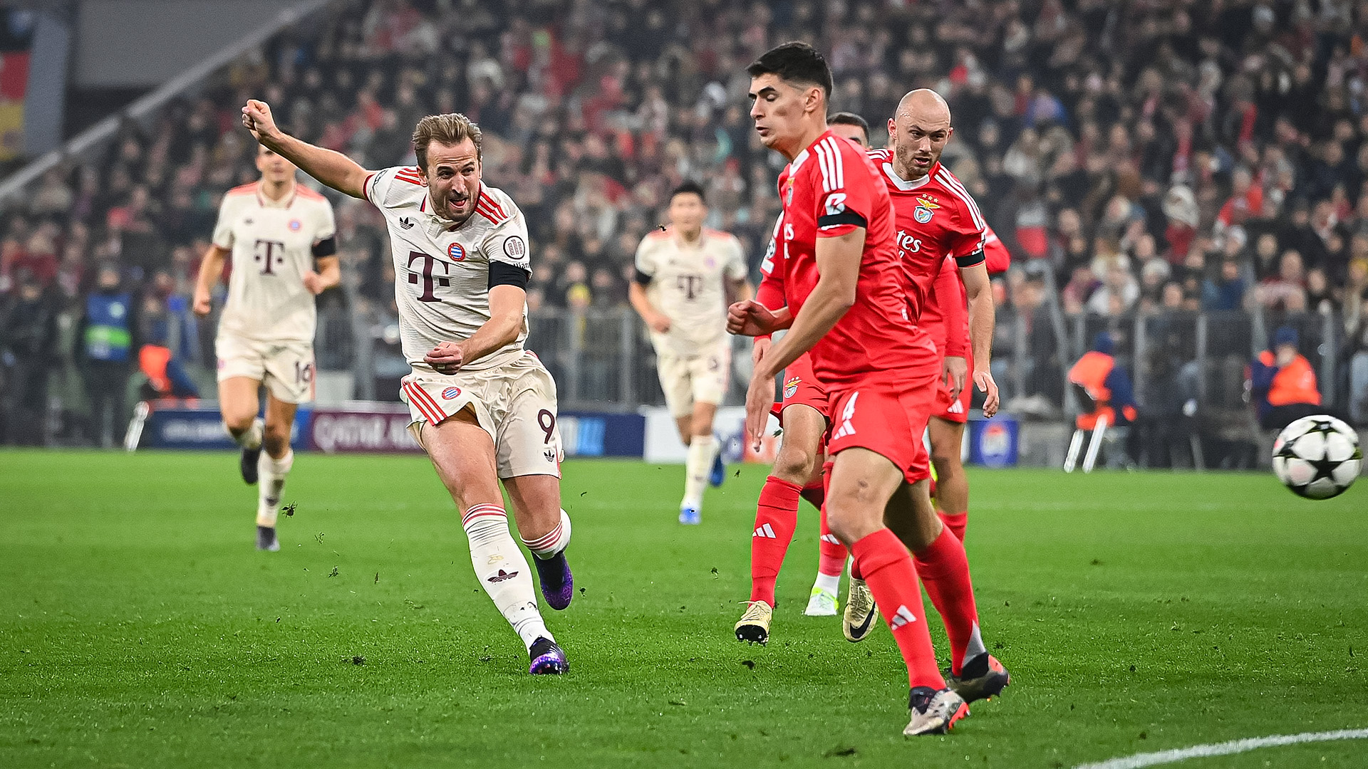 Szene aus dem Spiel zwischen FC Bayern und Benfica Lissabon