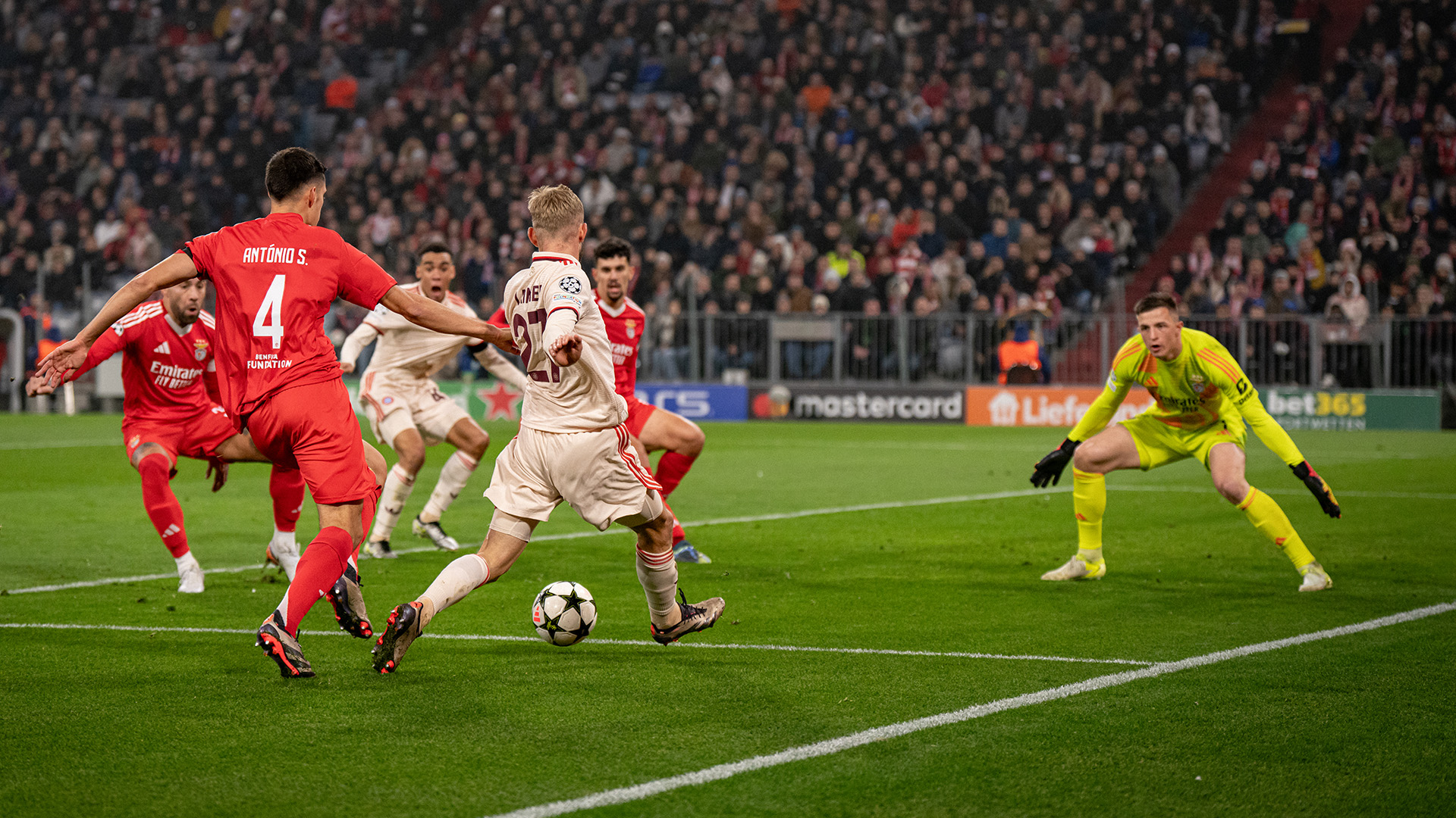 Das Champions League-Spiel zwischen dem FC Bayern und Benfica Lissabon in Bildern