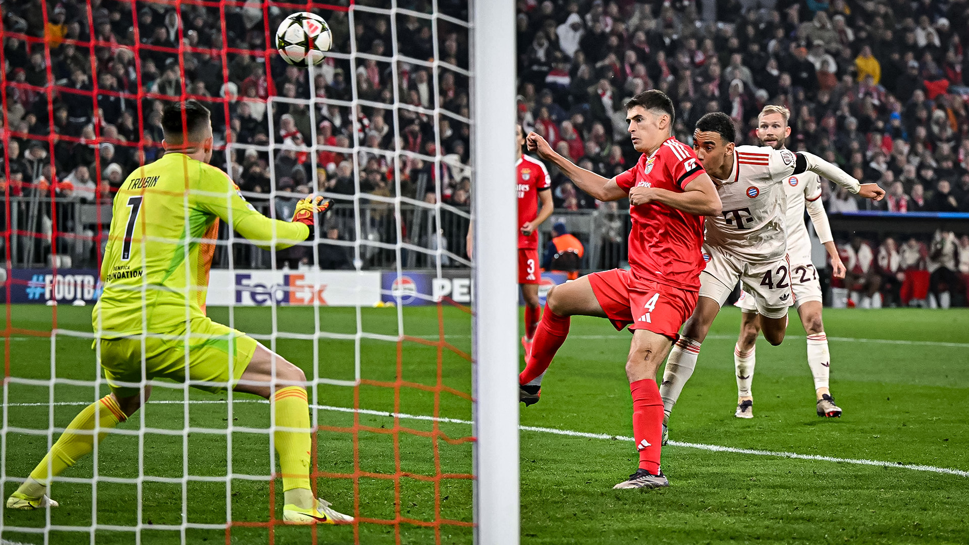 Jamal Musiala marcó de cabeza el gol decisivo contra el Benfica de Lisboa.