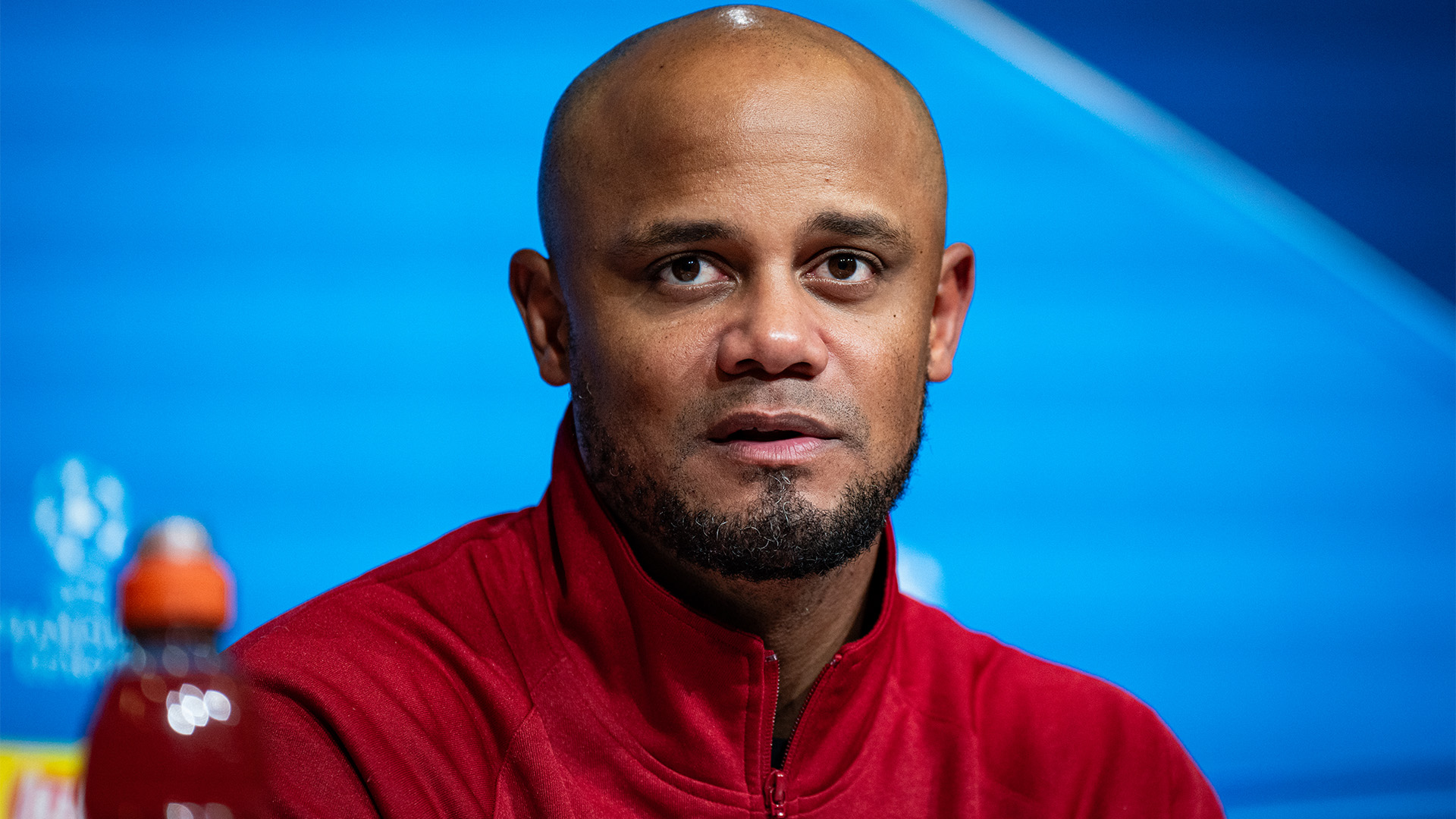 Vincent Kompany auf der Pressekonferenz nach dem Benfica-Spiel