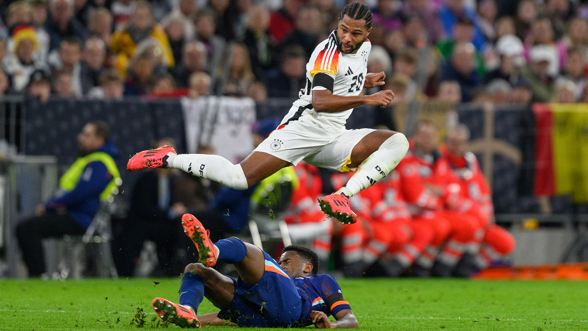 Serge Gnabry salta por encima de su rival en el partido internacional de Alemania contra Países Bajos