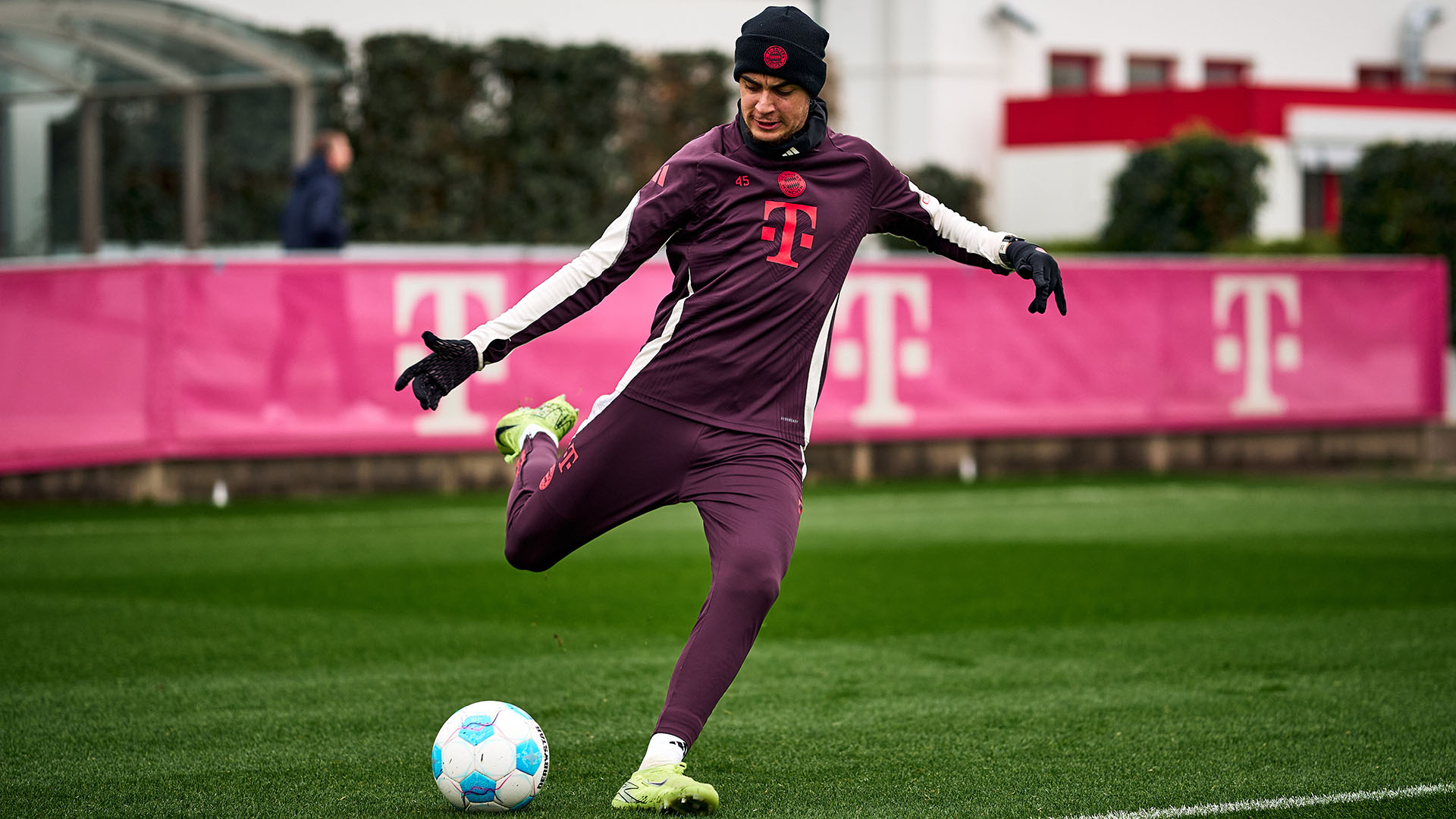 Aleksandar Pavlovic, del FC Bayern, entrena con balón en el campo de entrenamiento de la Säbener Straße.