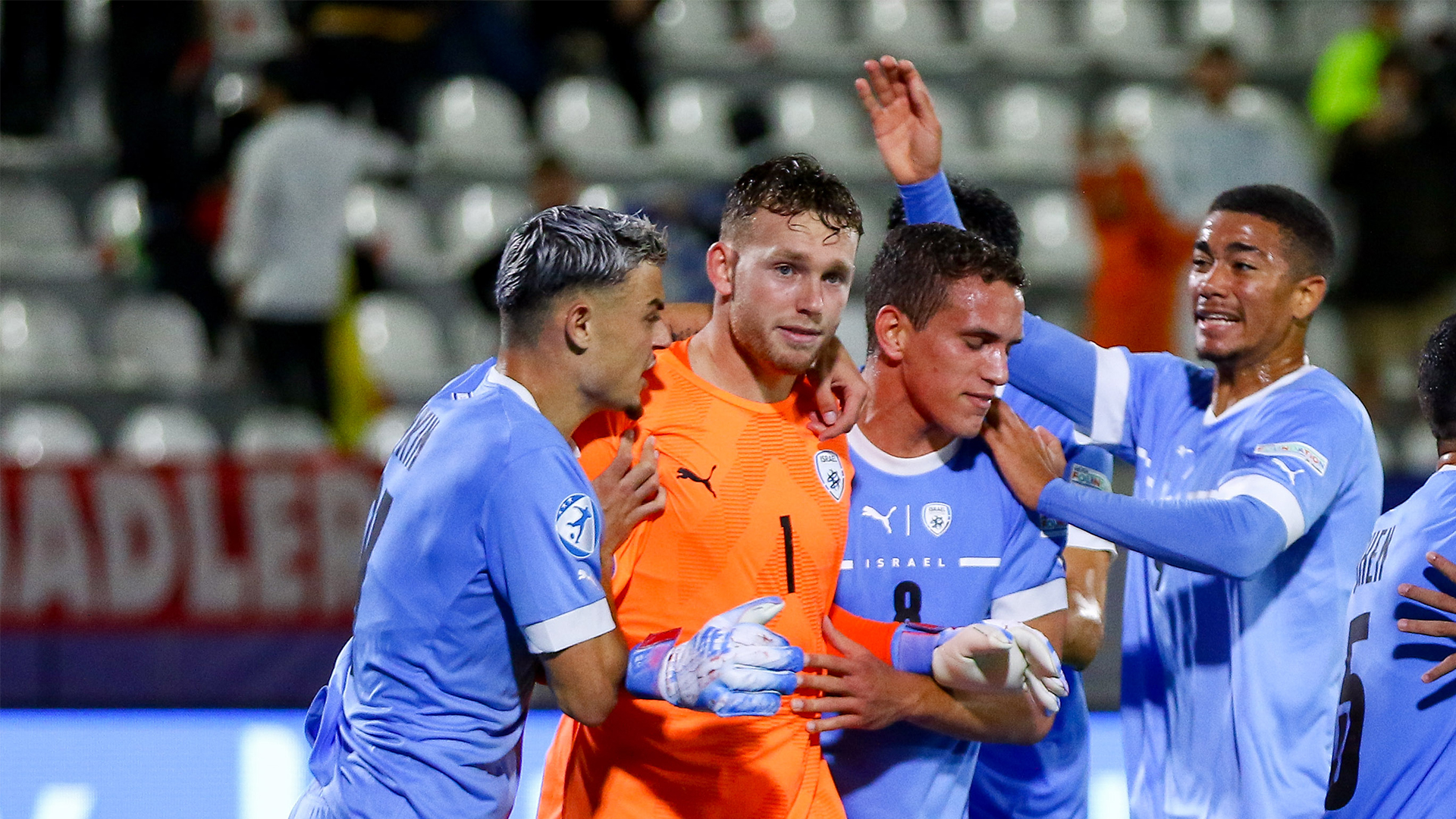 Daniel Peretz celebra con sus compañeros de la selección israelí sub-21.