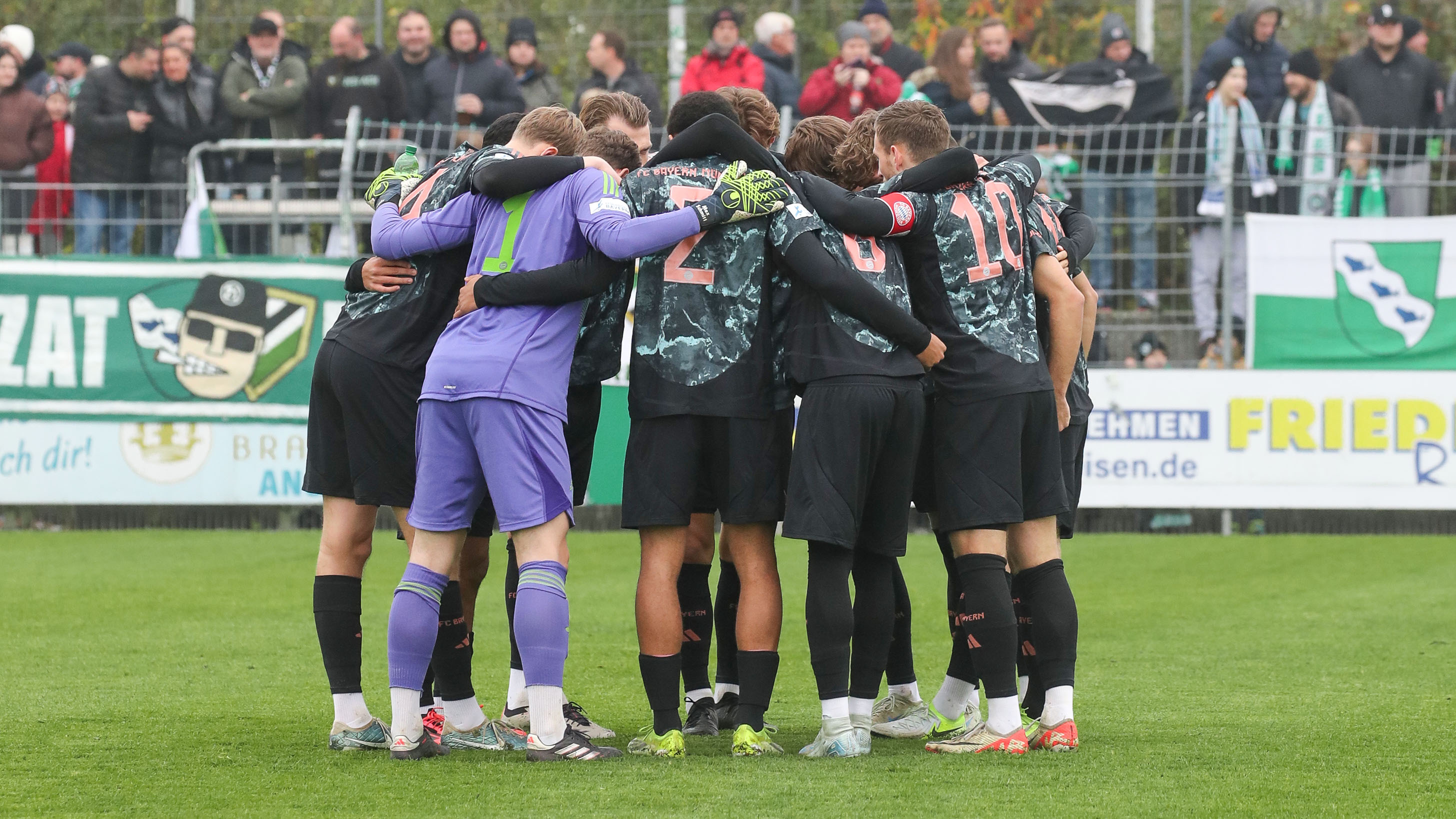 Kreis der FC Bayern Amateure vor dem Spiel