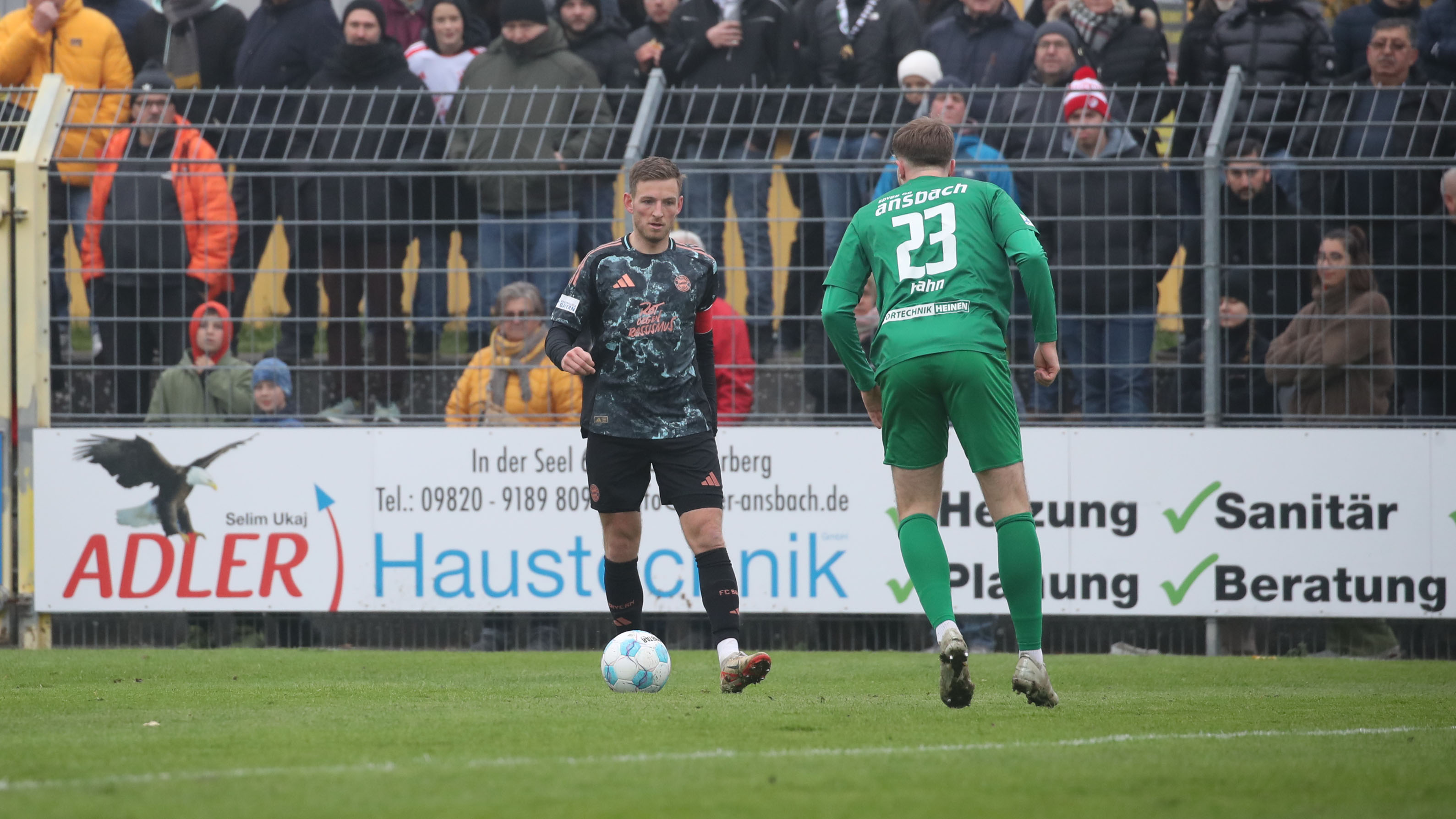 Timo Kern von den FC Bayern Amateuren im Spiel gegen Ansbach