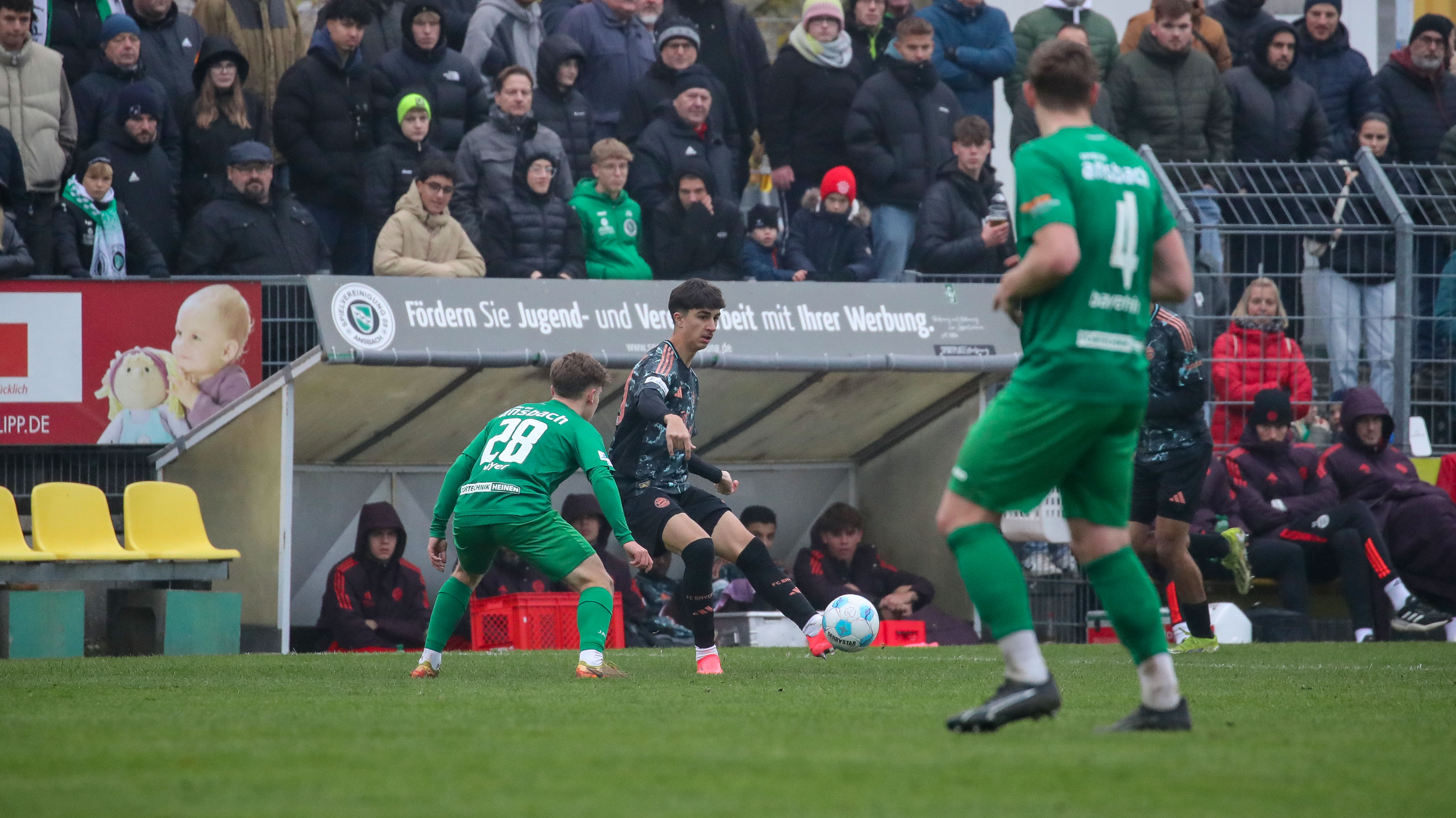 Adin Ličina von den FC Bayern Amateuren im Spiel in Ansbach