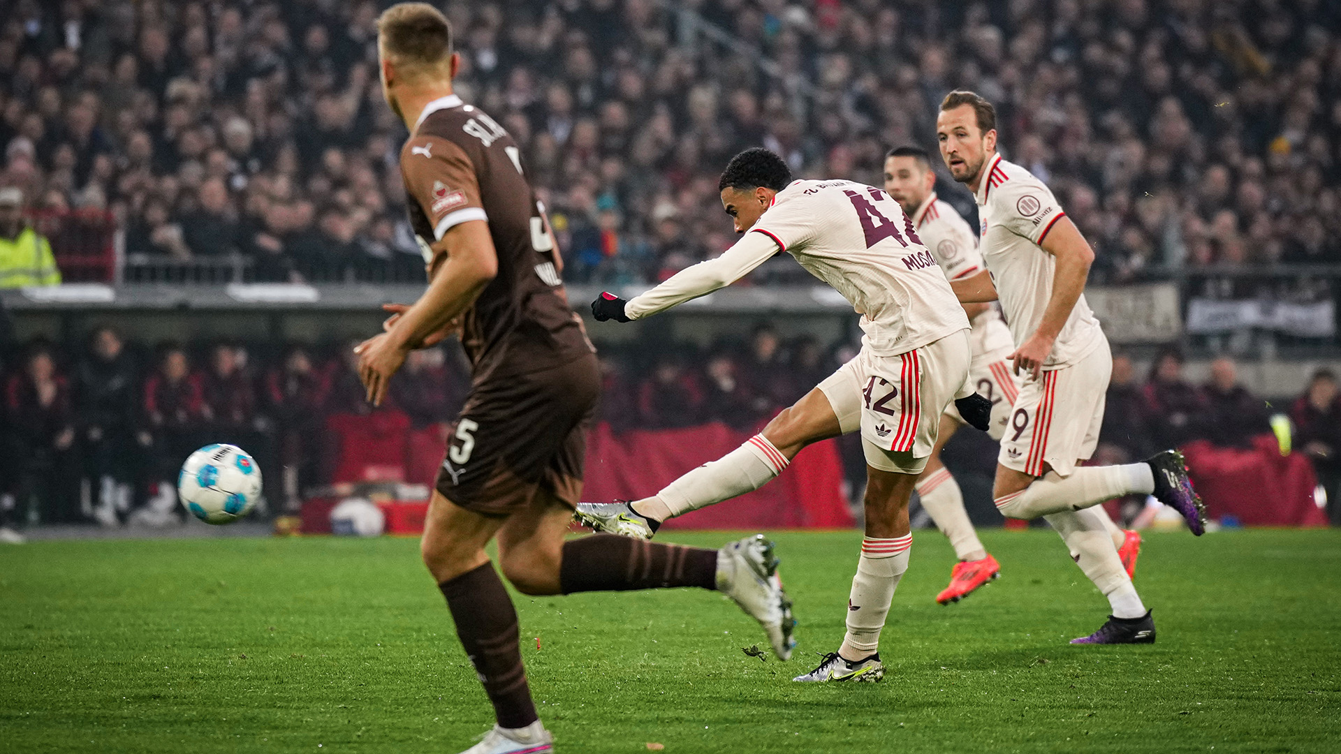 Spielszene aus der Partie FC St. Pauli - FC Bayern