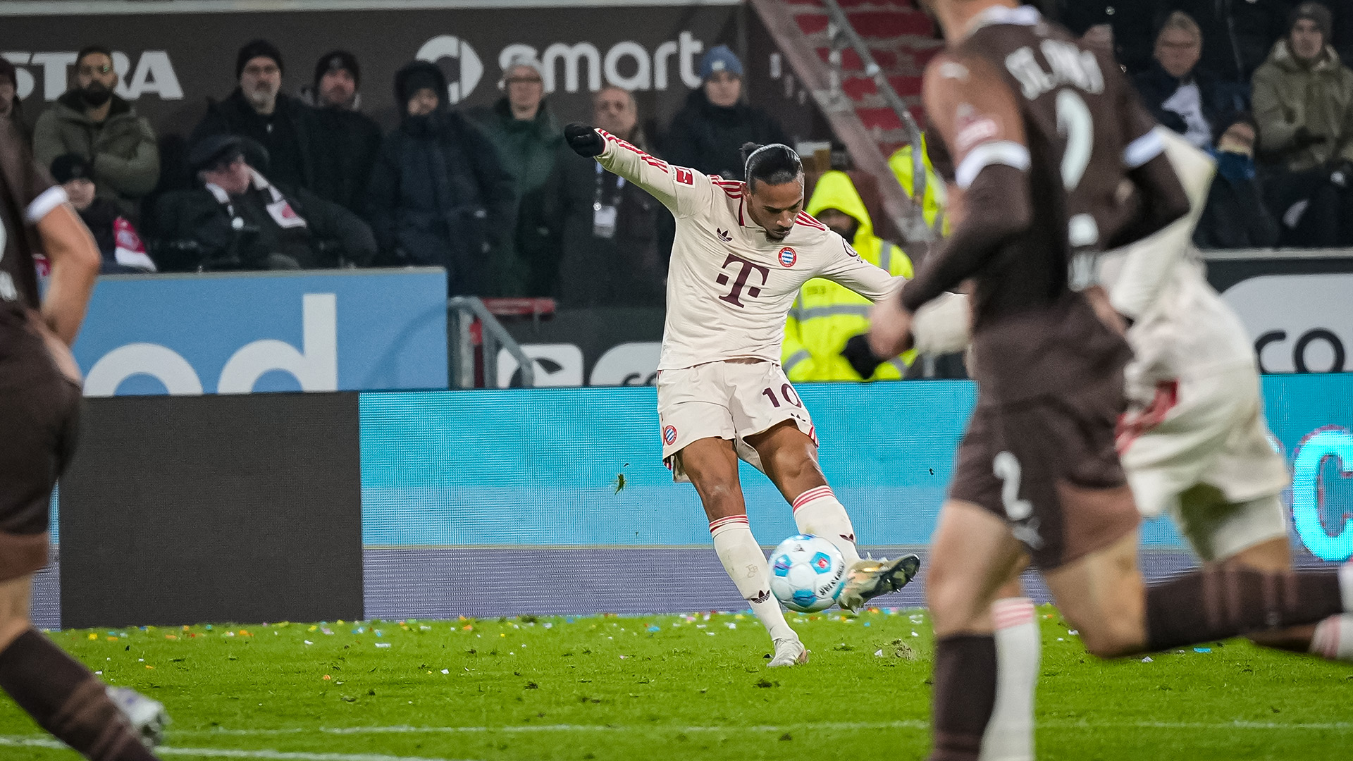 Spielszene aus der Partie FC St. Pauli - FC Bayern