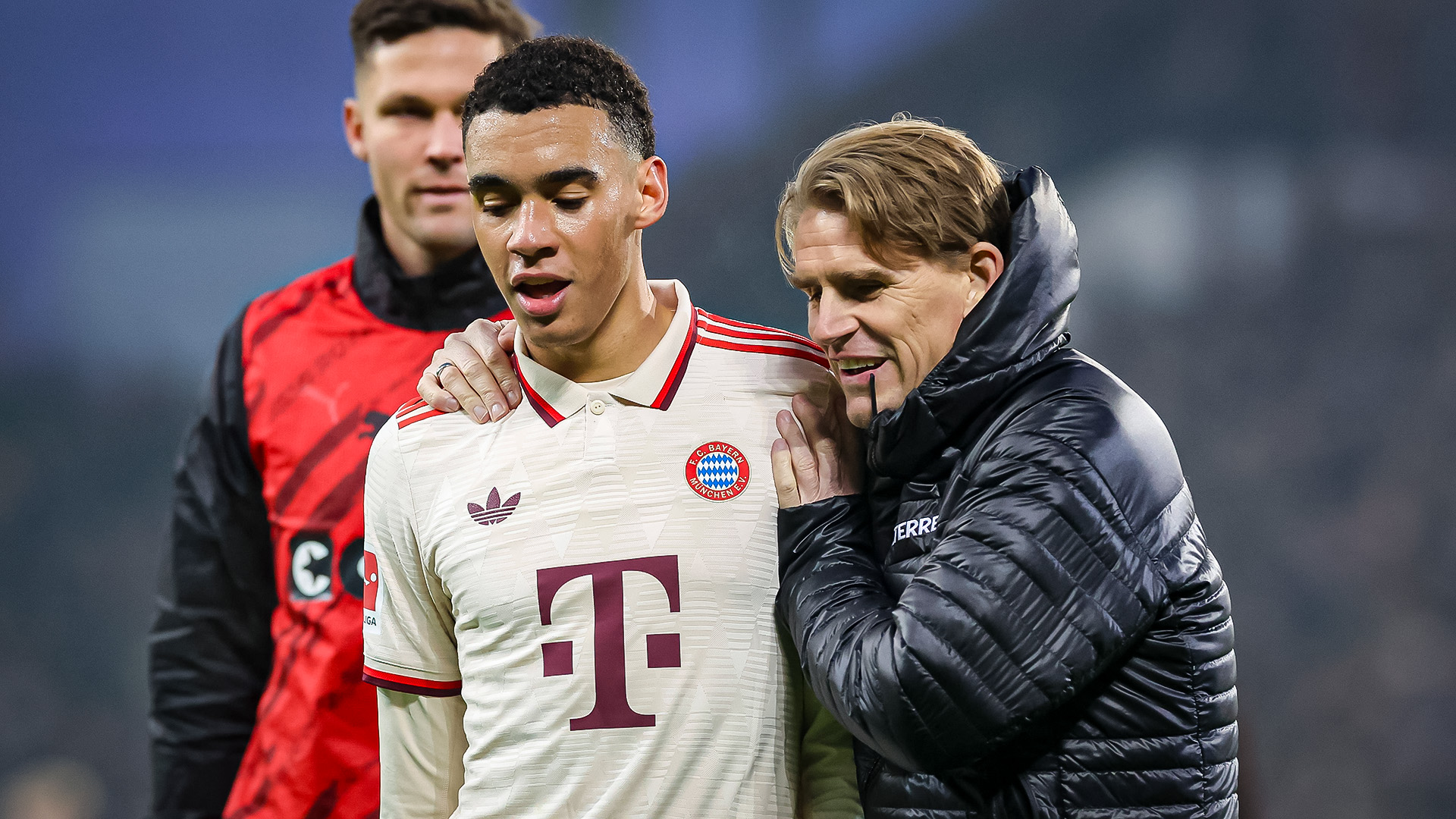 Christoph Freund y Jamal Musiala tras el partido del FC Bayern en el campo del FC St. Pauli.