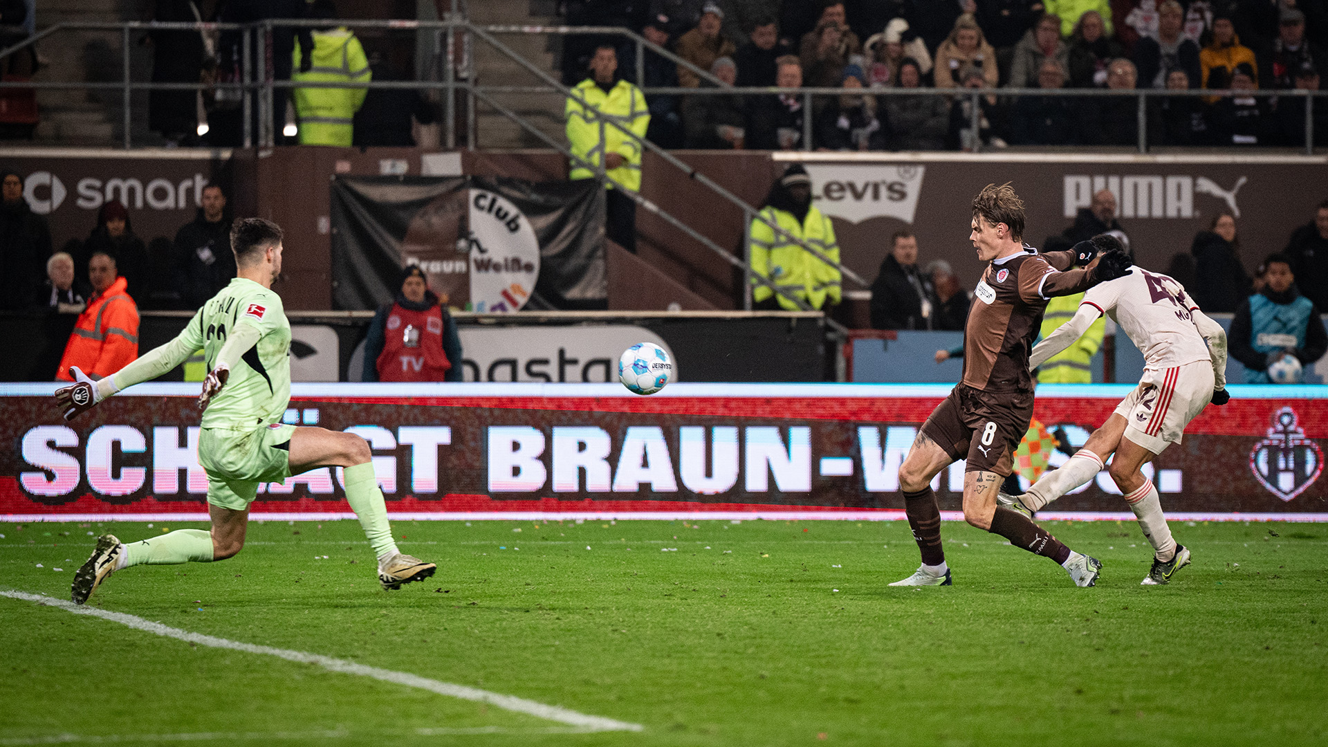 Jamal Musiala dispara a puerta en el partido contra el St. Pauli