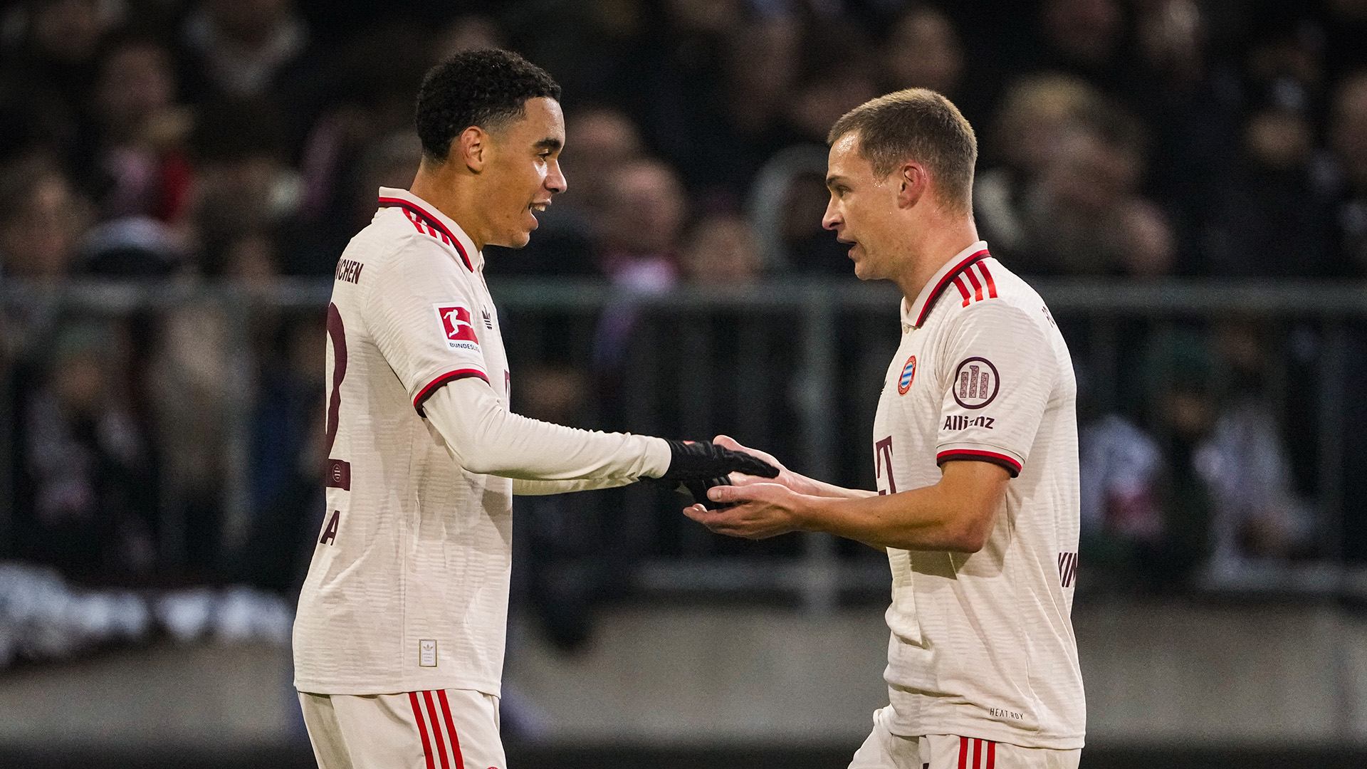 Jamal Musiala y Joshua Kimmich celebran el 0-1 contra el St. Pauli