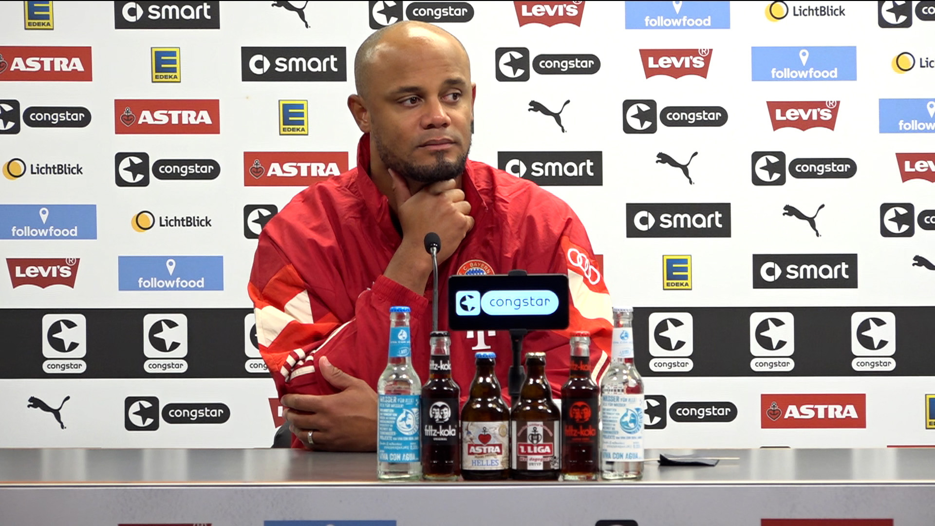 Vincent Kompany auf der Pressekonferenz nach dem Bundesliga-Spiel des FC Bayern beim FC St. Pauli