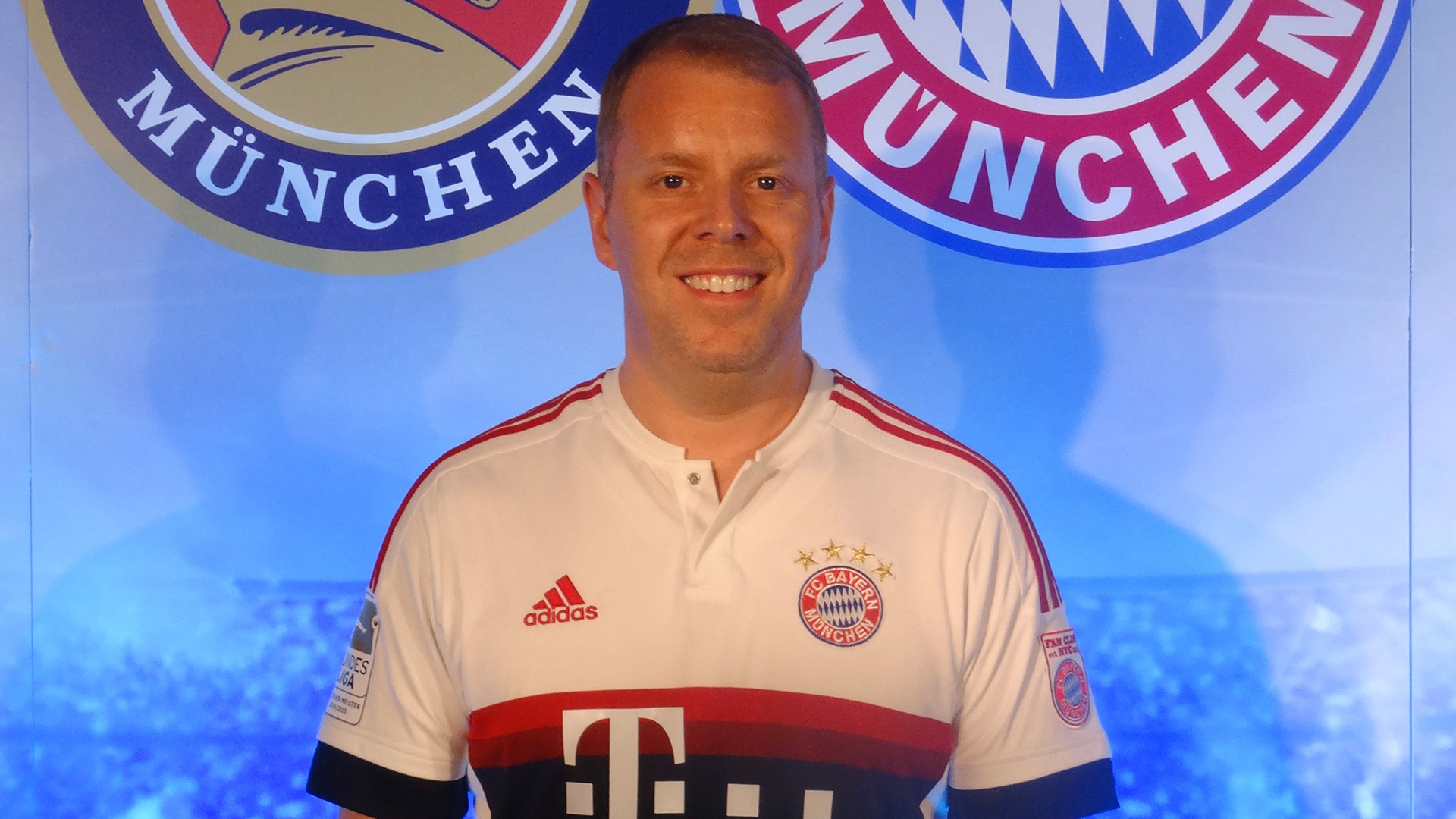 FC Bayern-Fan Thor trägt ein Trikot des deutschen Rekordmeisters.