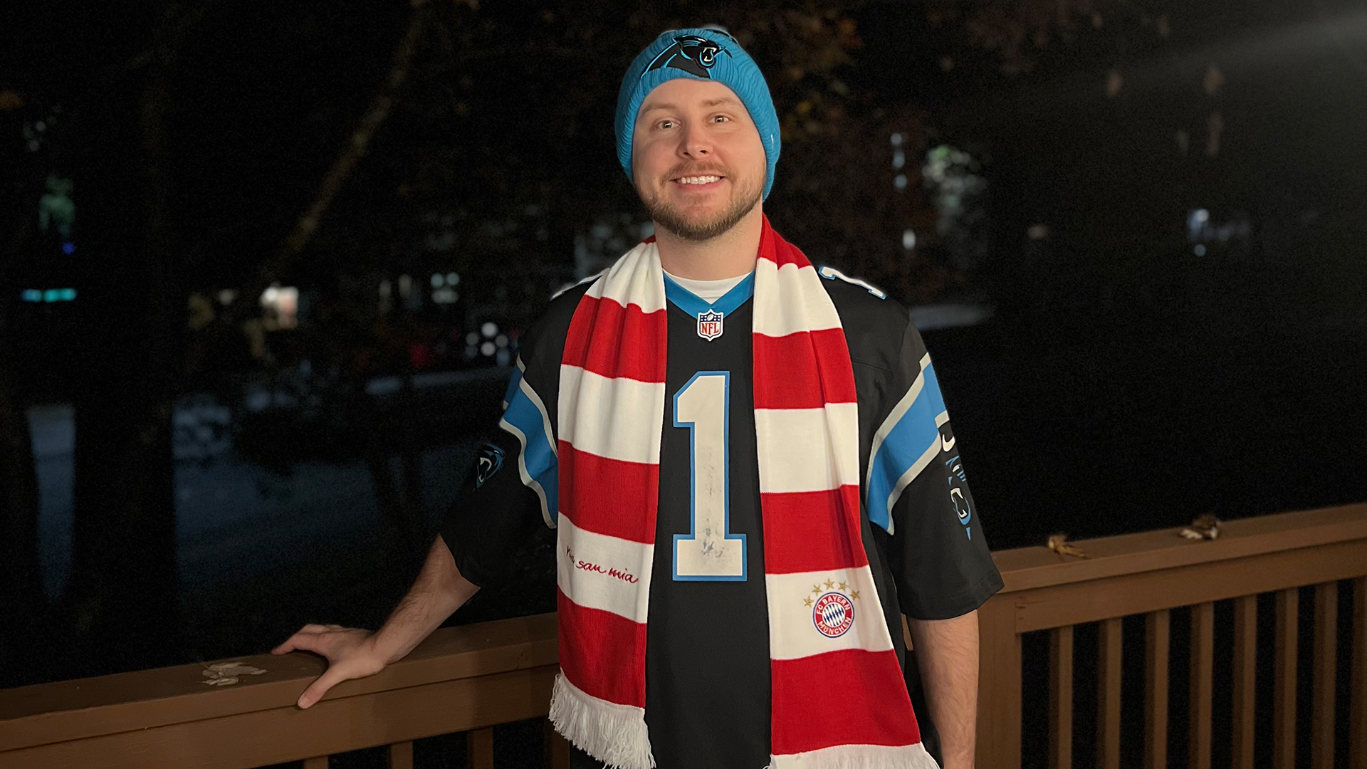 FC Bayern-Fan Kyle trägt ein Football-Jersey und einen Schal in den Farben des deutschen Rekordmeisters.