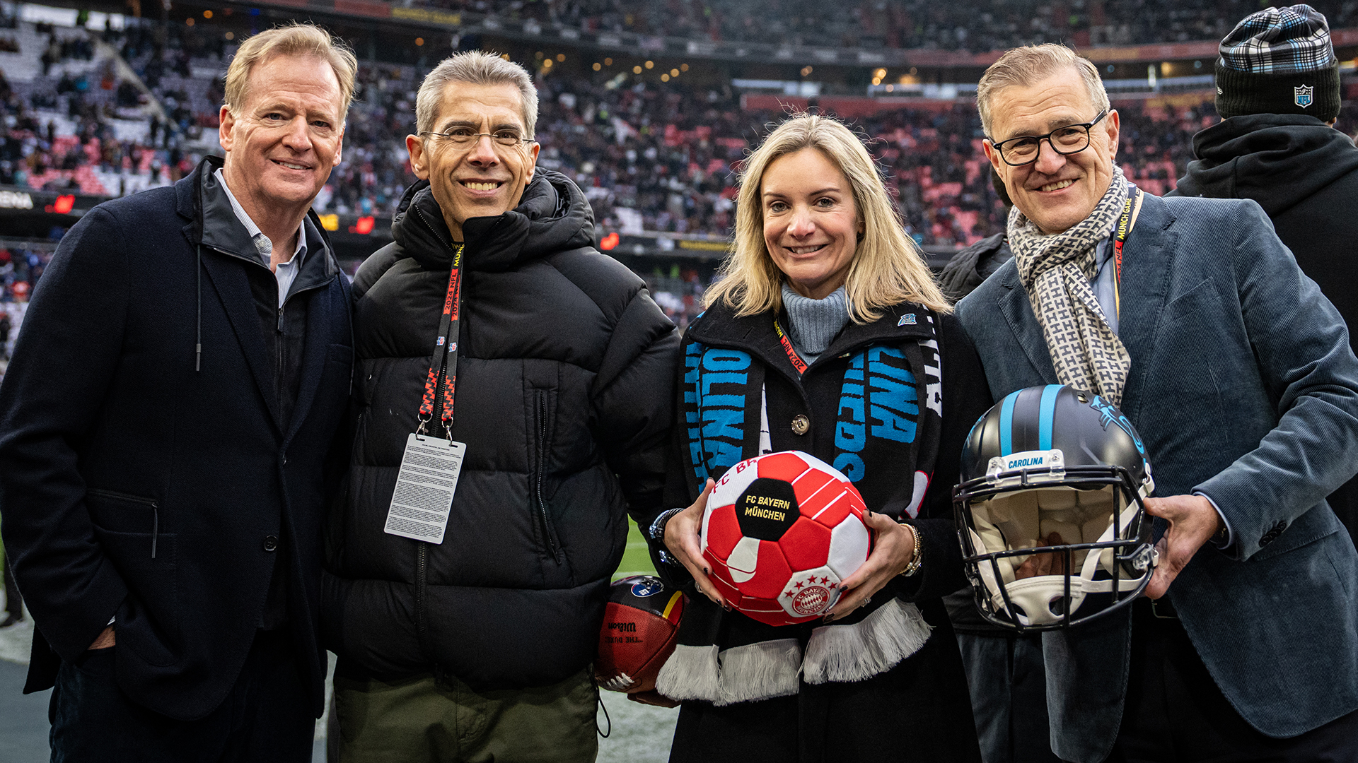 Roger Goodell, commissioner of the NFL, Michael Diederich, deputy CEO of FC Bayern, Kristi Coleman, president of the Carolina Panthers and Jan-Christian Dreesen, CEO of FC Bayern, exchange gifts before the start of the match.