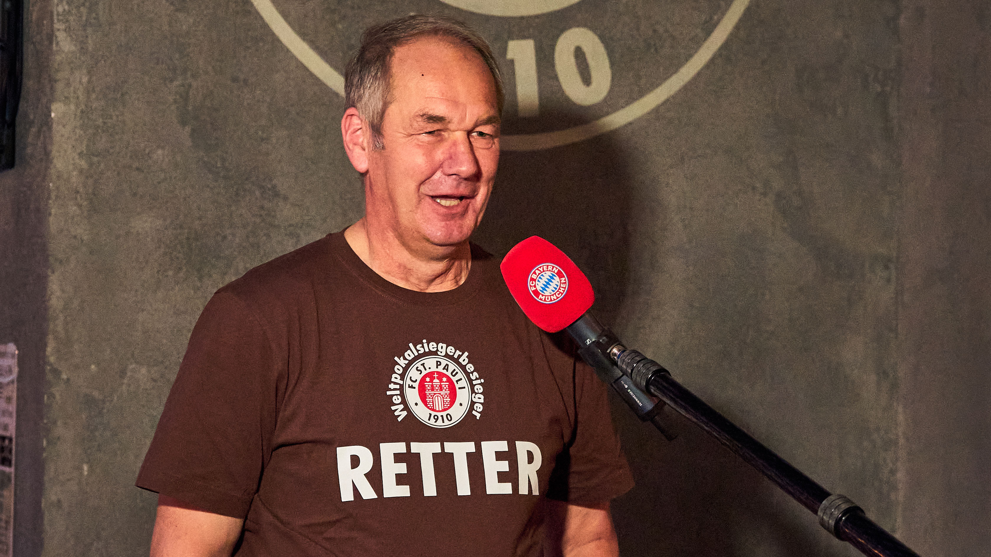 Thomas Sassenberg im brauenen Shirt mit St.Pauli-Logo und der Aufschrift "Retter"