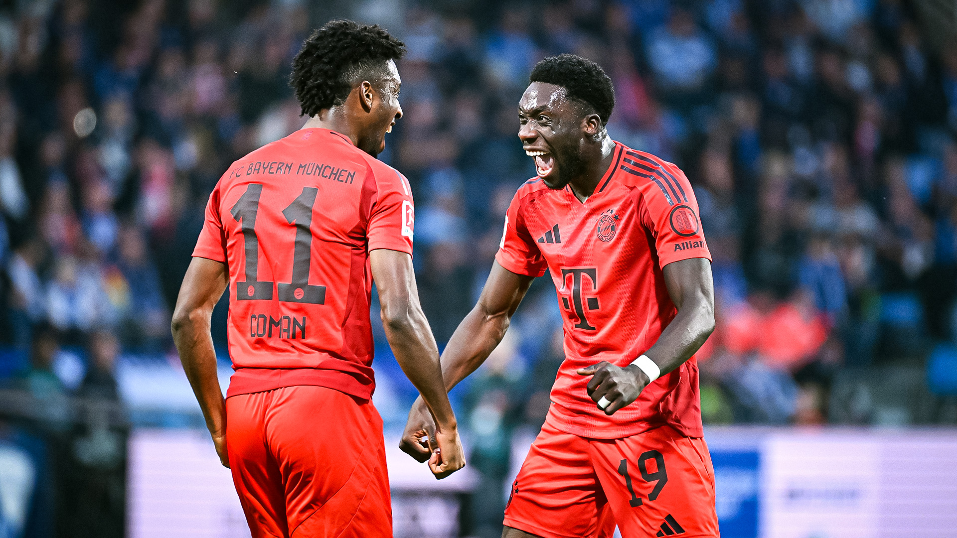 Kingsley Coman jubelt mit Alphonso Davies, nachdem er das FC Bayern Tor des Monats Oktober 2024 erzielt hat