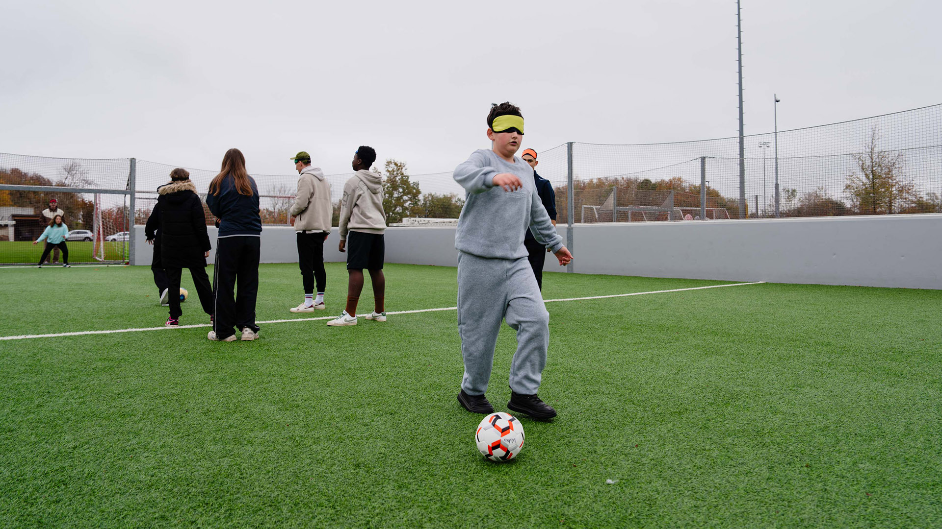 Ein Jugendlicher spielt Blindenfußball im Rahmen des FC Bayern-Inklusions-Workshop