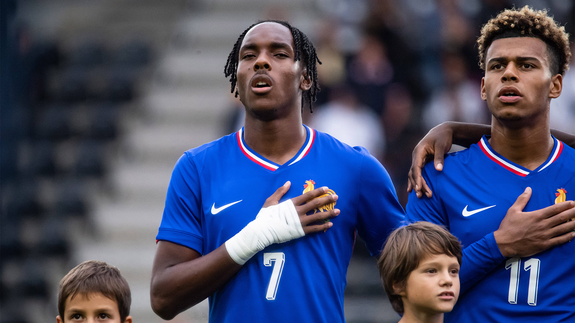 Mathys Tel singt die Hymne mit der Hand auf dem Herzen im Trikot der französischen Nationalmannschaft