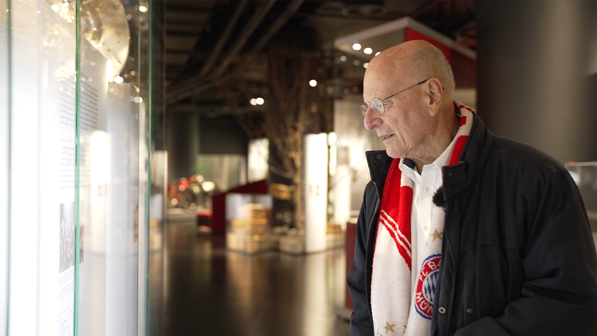 Mitglied Nummer 1 Heiner Jüngling besucht das FC Bayern Museum