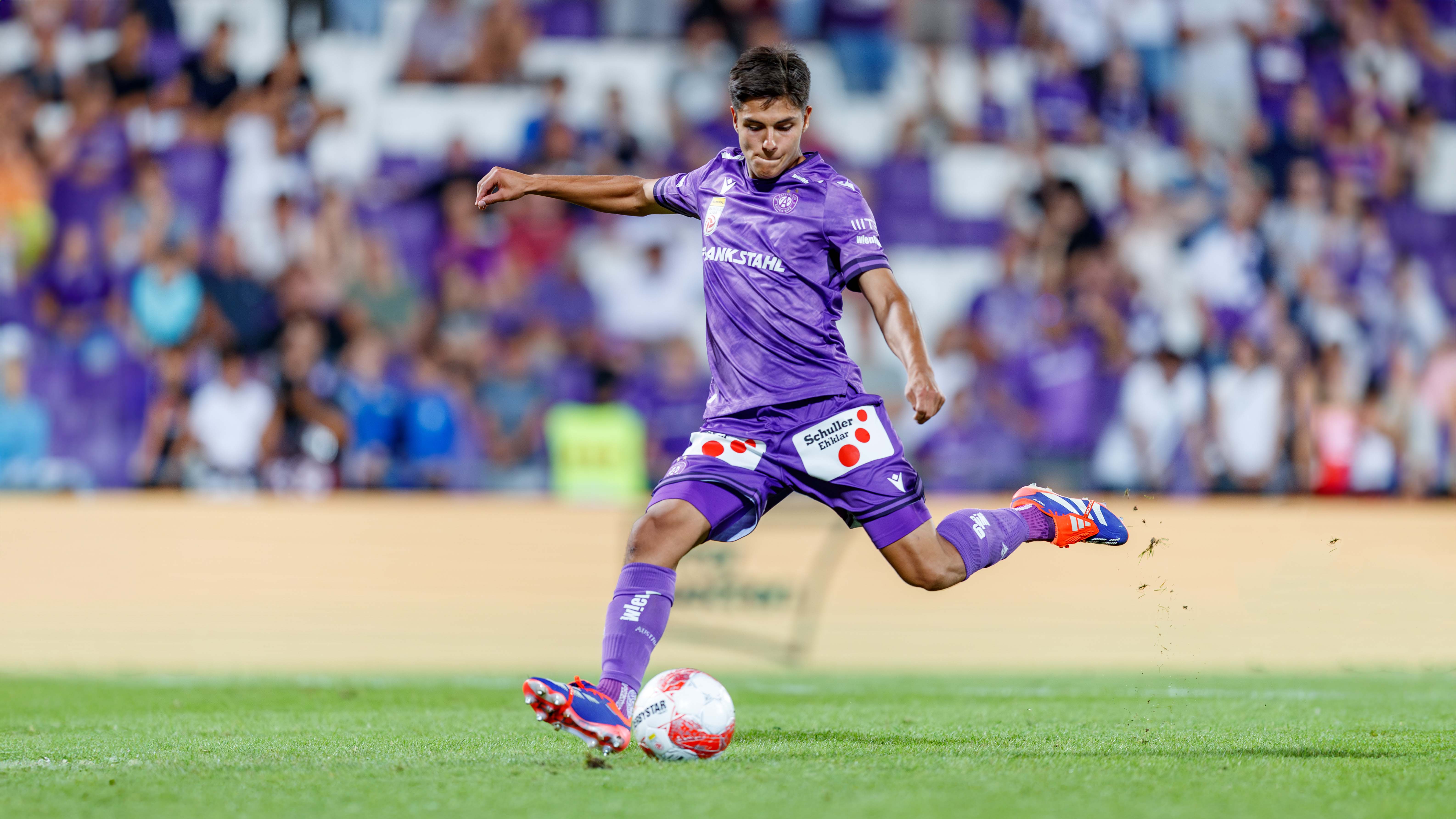 Matteo Pérez Vinlöf, FC Bayern loanee, in action for Austria Wien at Wolfsberger AC.