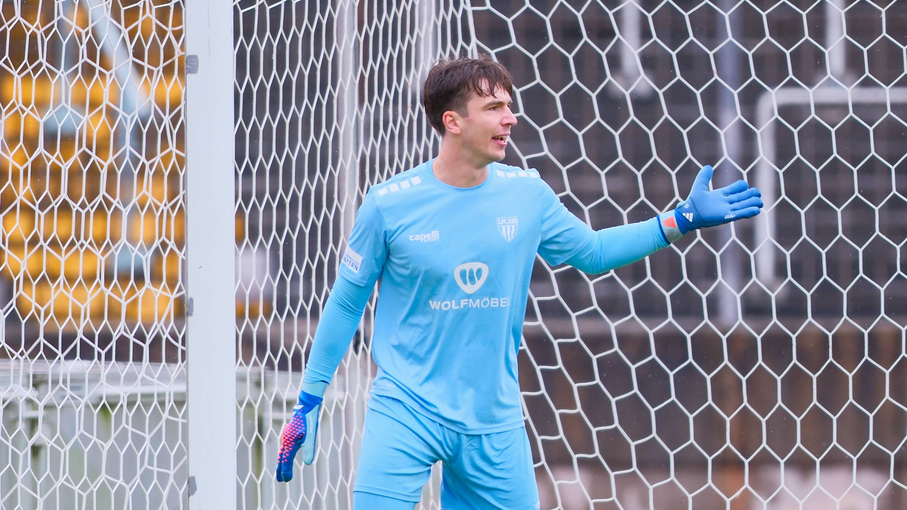 Lukas Schneller, Leihspieler des FC Bayern, im Einsatz für den 1. FC Schweinfurt gegen die SpVgg Hankofen-Hailing.