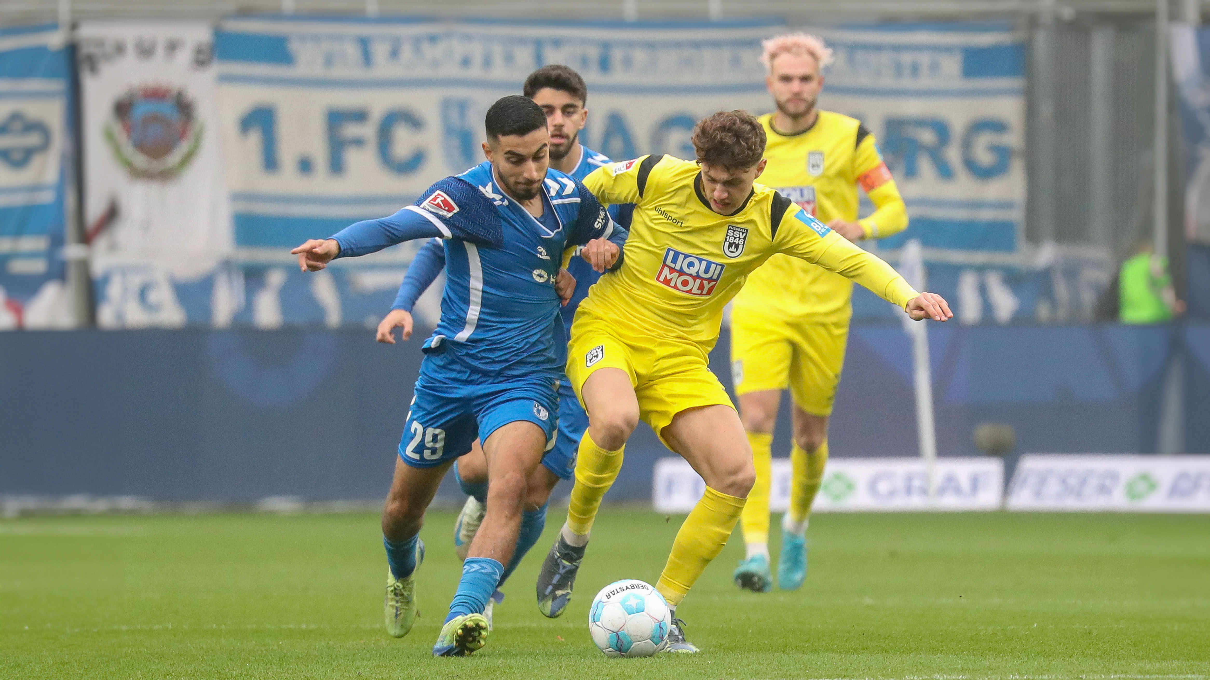 Maurice Krattenmacher, Leihspieler des FC Bayern, im Einsatz für den SSV Ulm gegen den 1. FC Magdeburg.