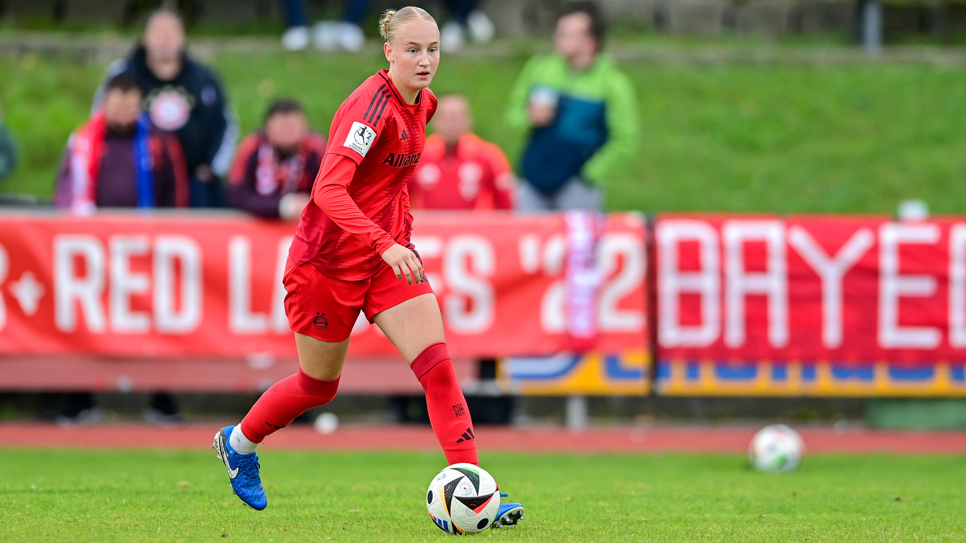 FCB-Spielerin Luzie Zähringer der zweiten Mannschaft im Heimtrikot mit dem Ball am Fuß