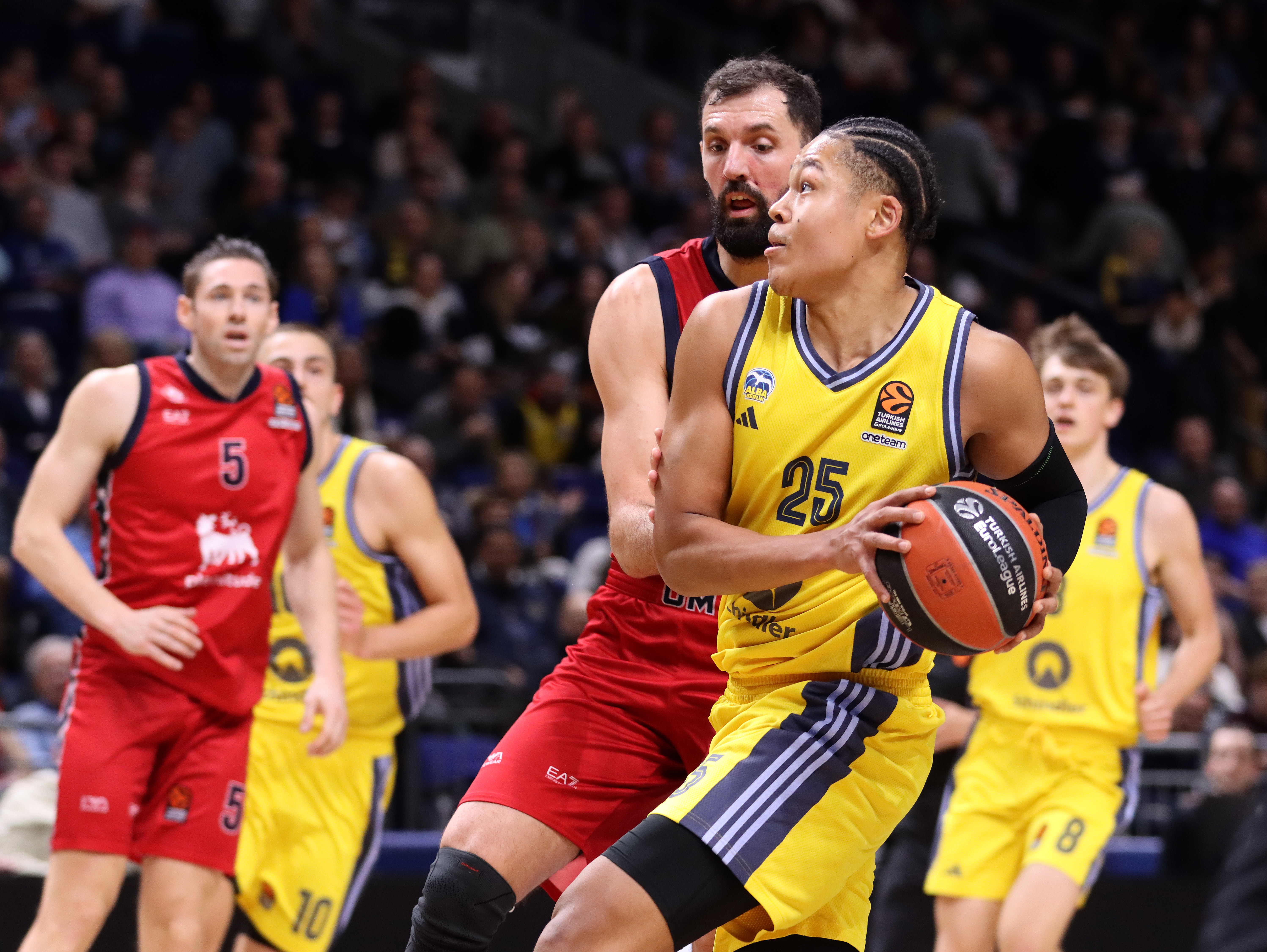 Ohne acht fehlende Profispieler bezwang Alba Berlin am Dienstag die favorisierten Mailänder um Nikola Mirotic.