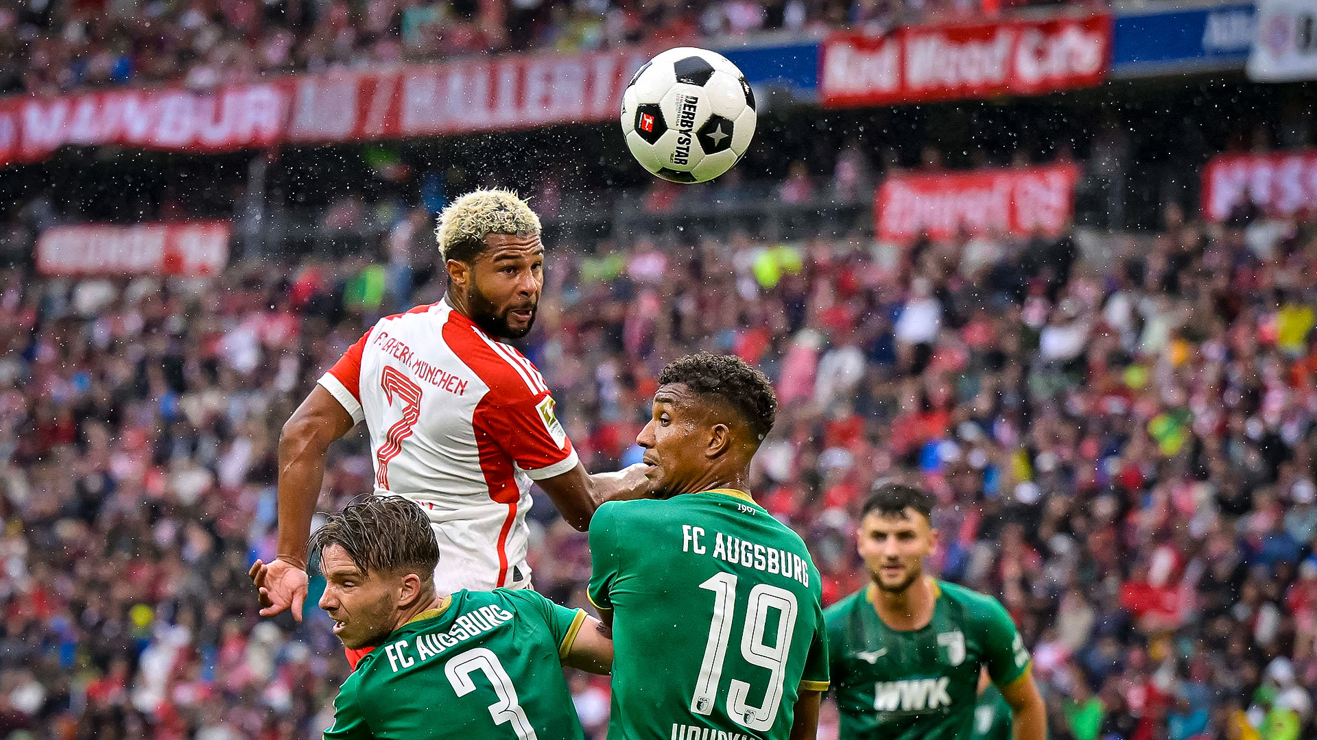 Serge Gnabry beim Kopfball im Heimspiel des FC Bayern gegen Augsburg